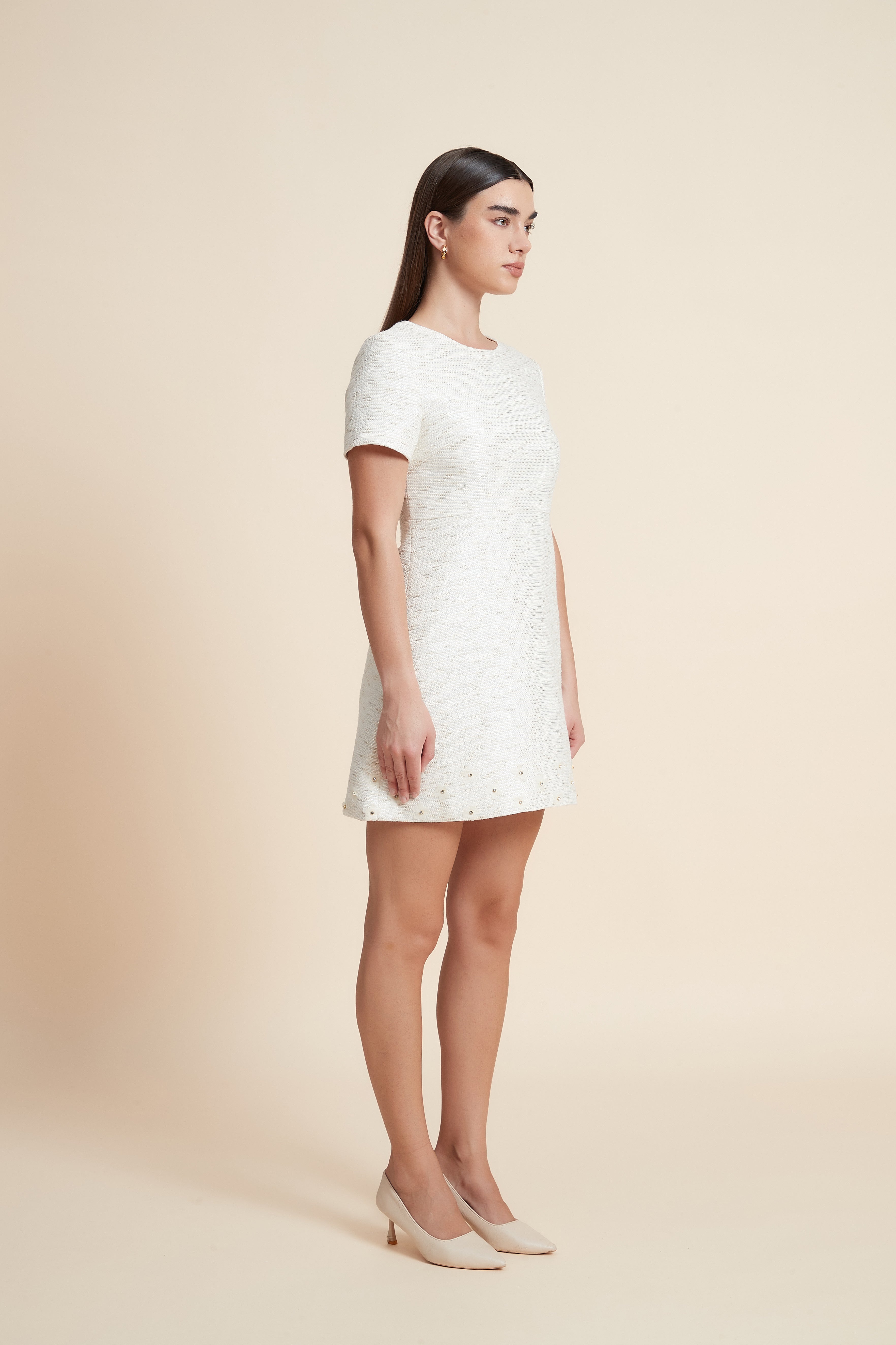 فستان قصير نصف كم مرصع فصوص من أسفل