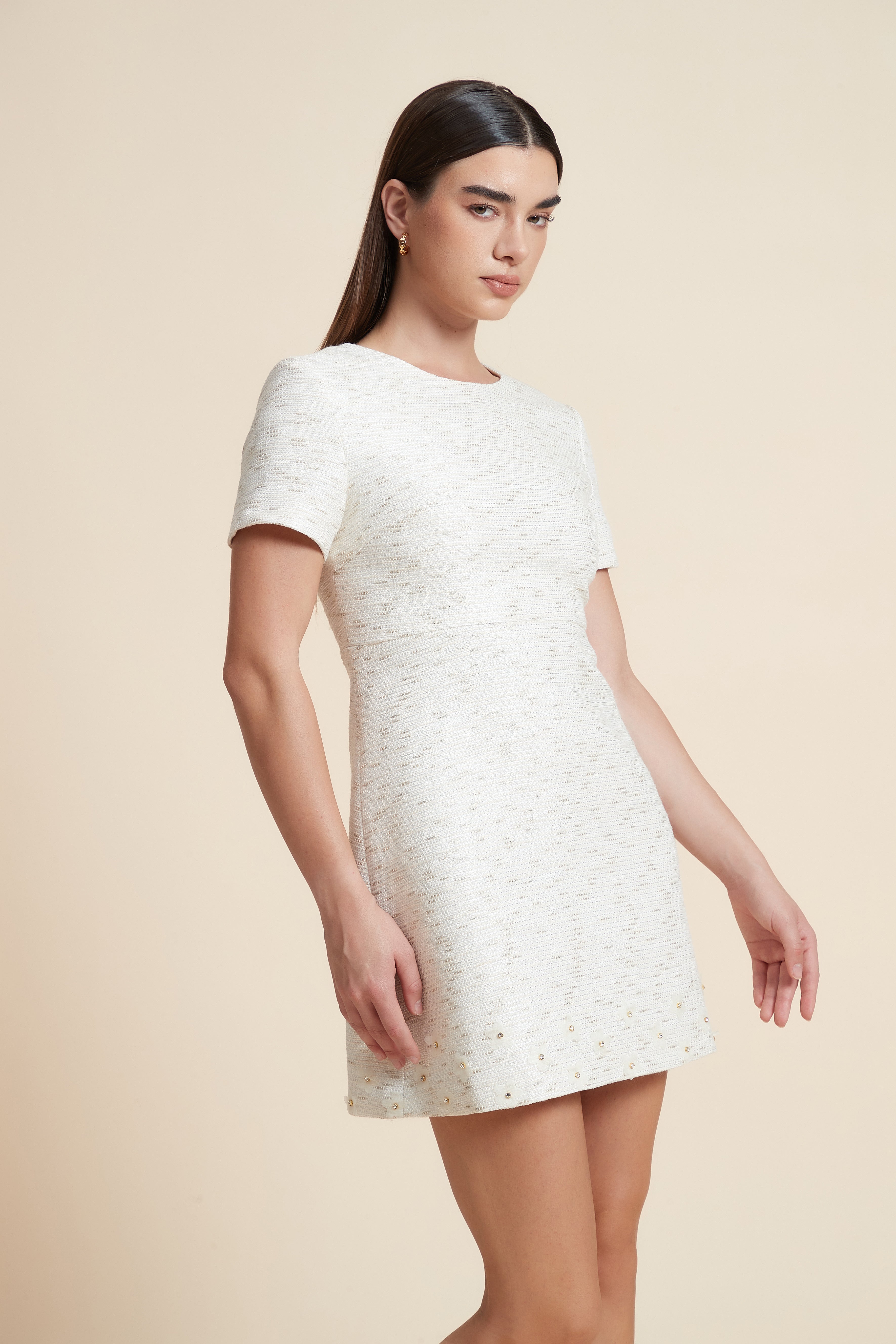 فستان قصير نصف كم مرصع فصوص من أسفل