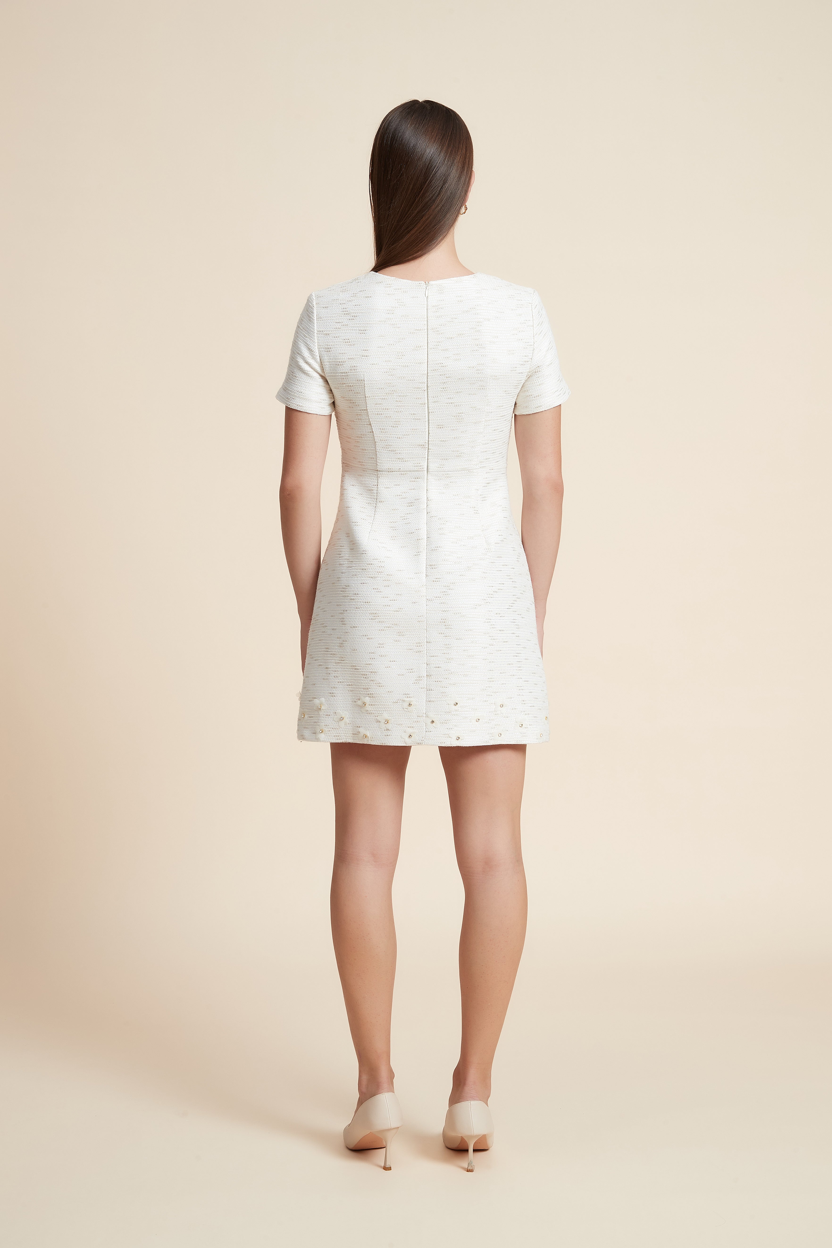 فستان قصير نصف كم مرصع فصوص من أسفل