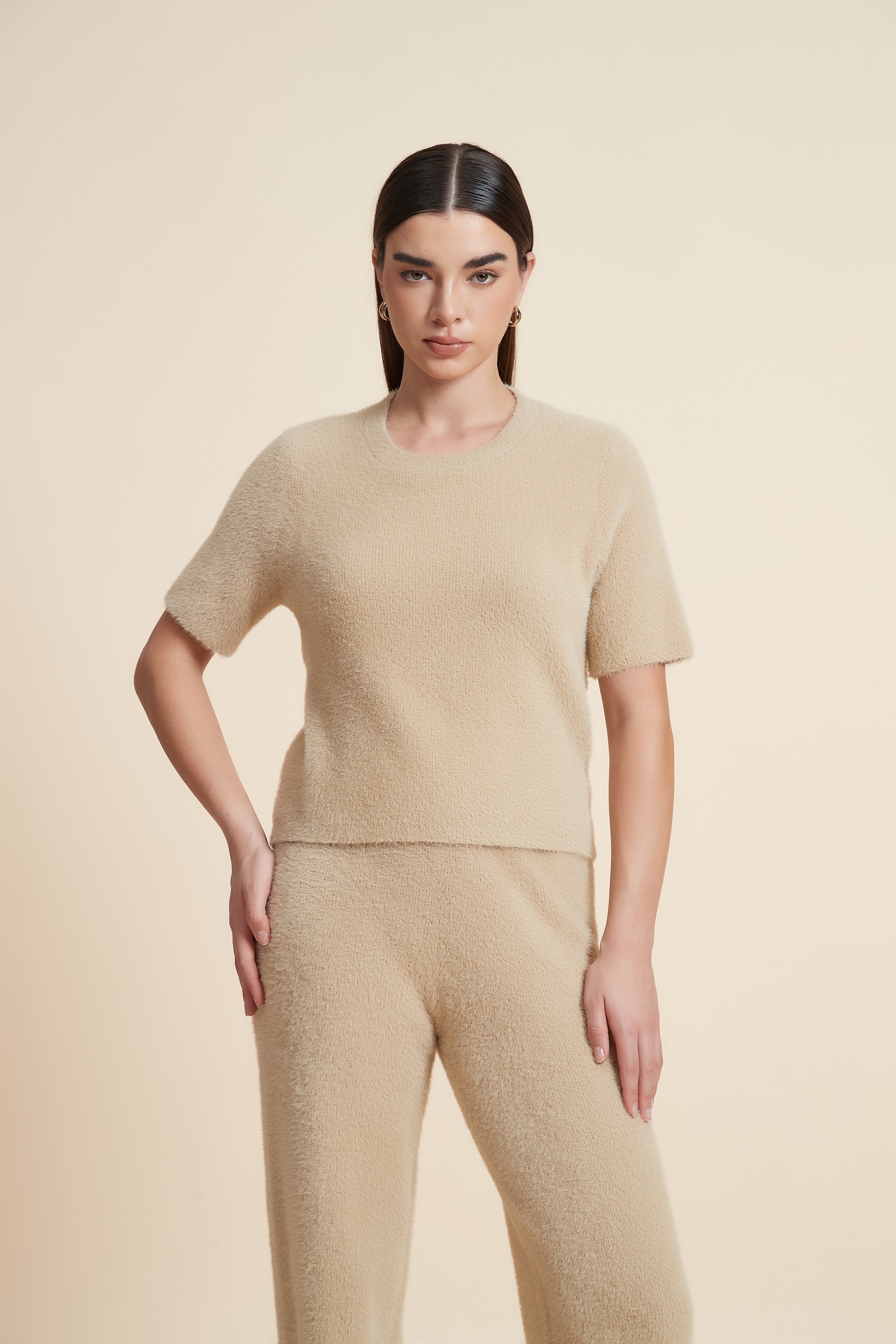 بلوزة قصيرة سادة بكم قصير