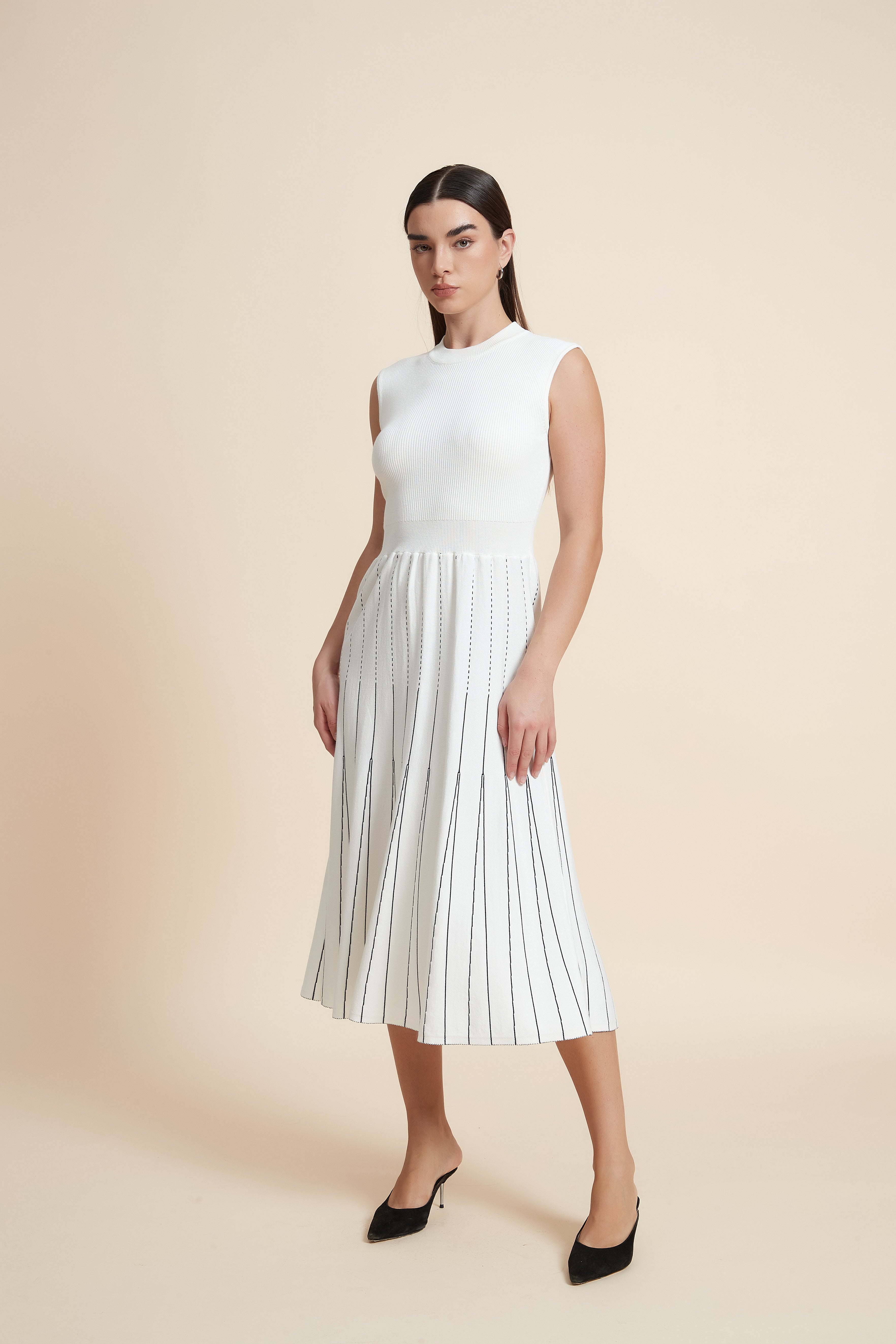 فستان ميدي بدون أكمام مخطط بالطول