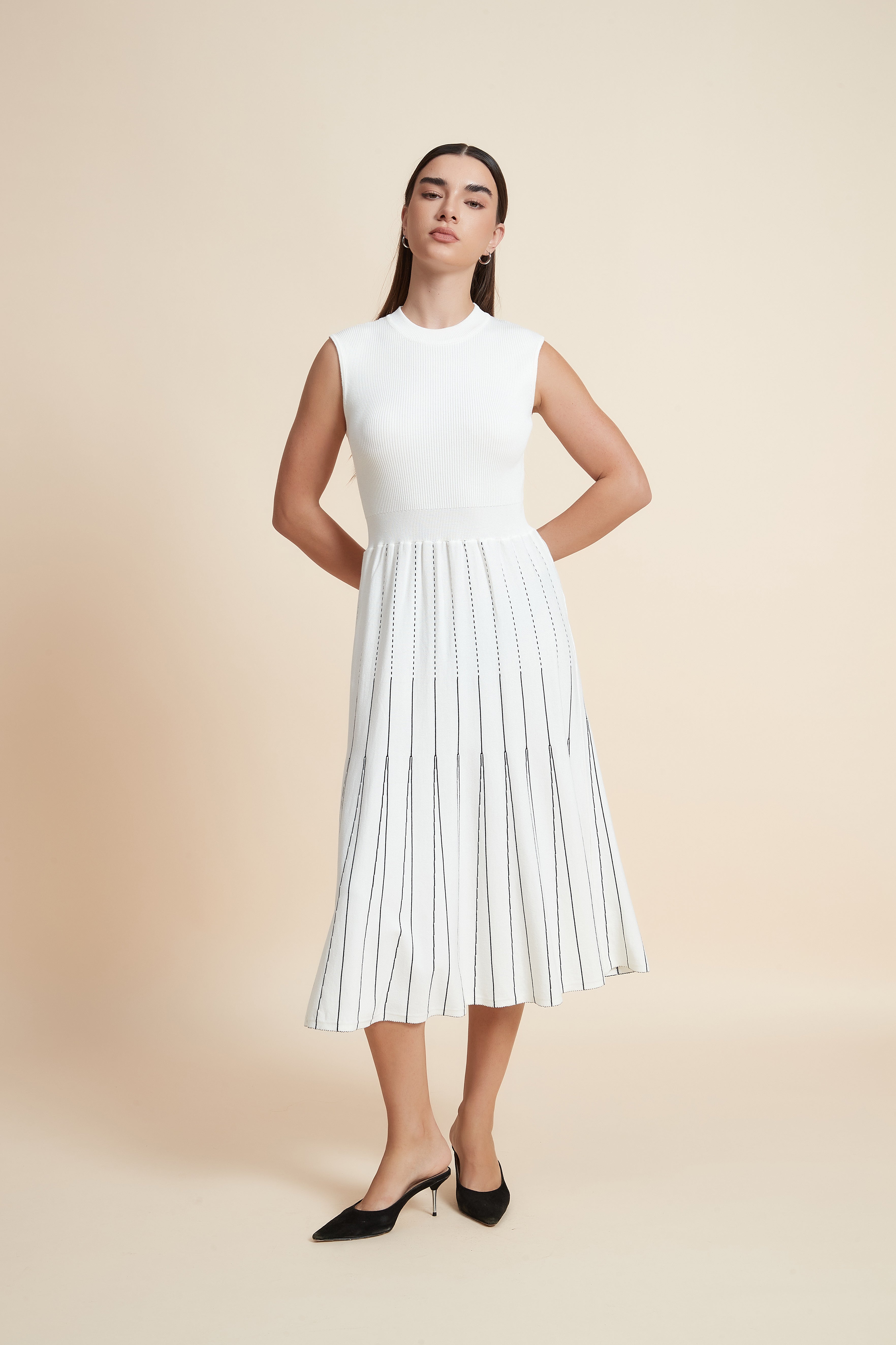 فستان ميدي بدون أكمام مخطط بالطول