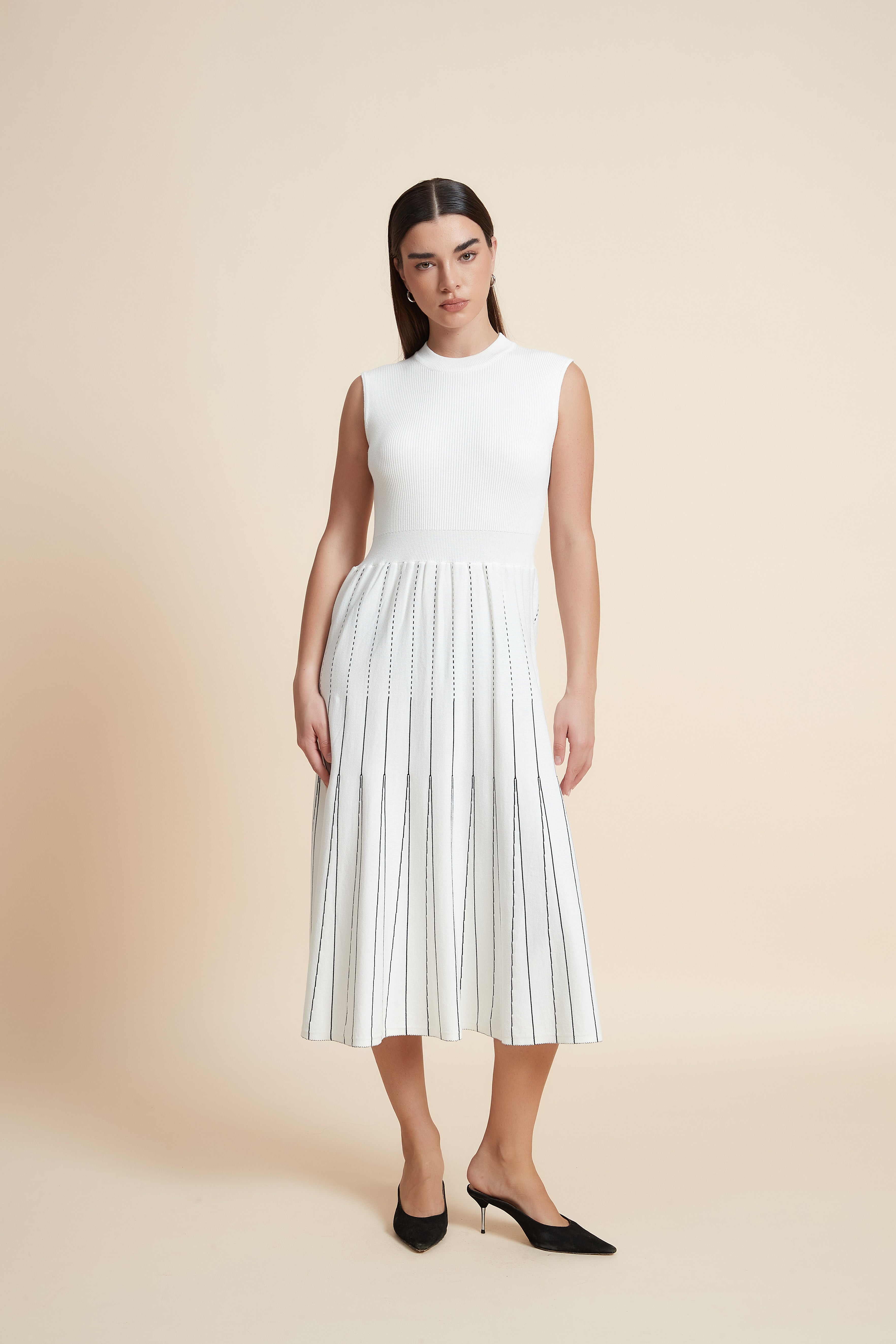 فستان ميدي بدون أكمام مخطط بالطول