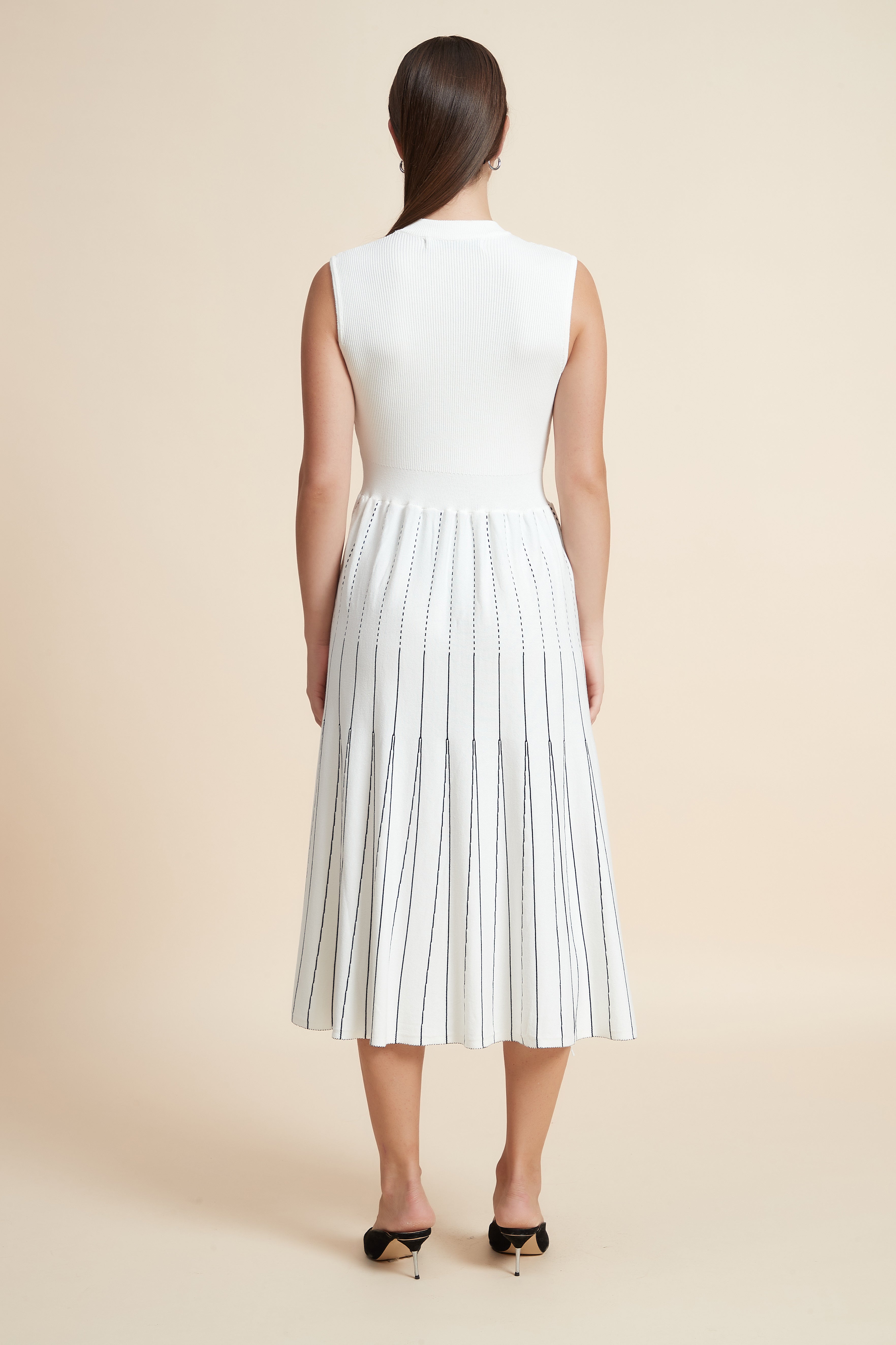 فستان ميدي بدون أكمام مخطط بالطول