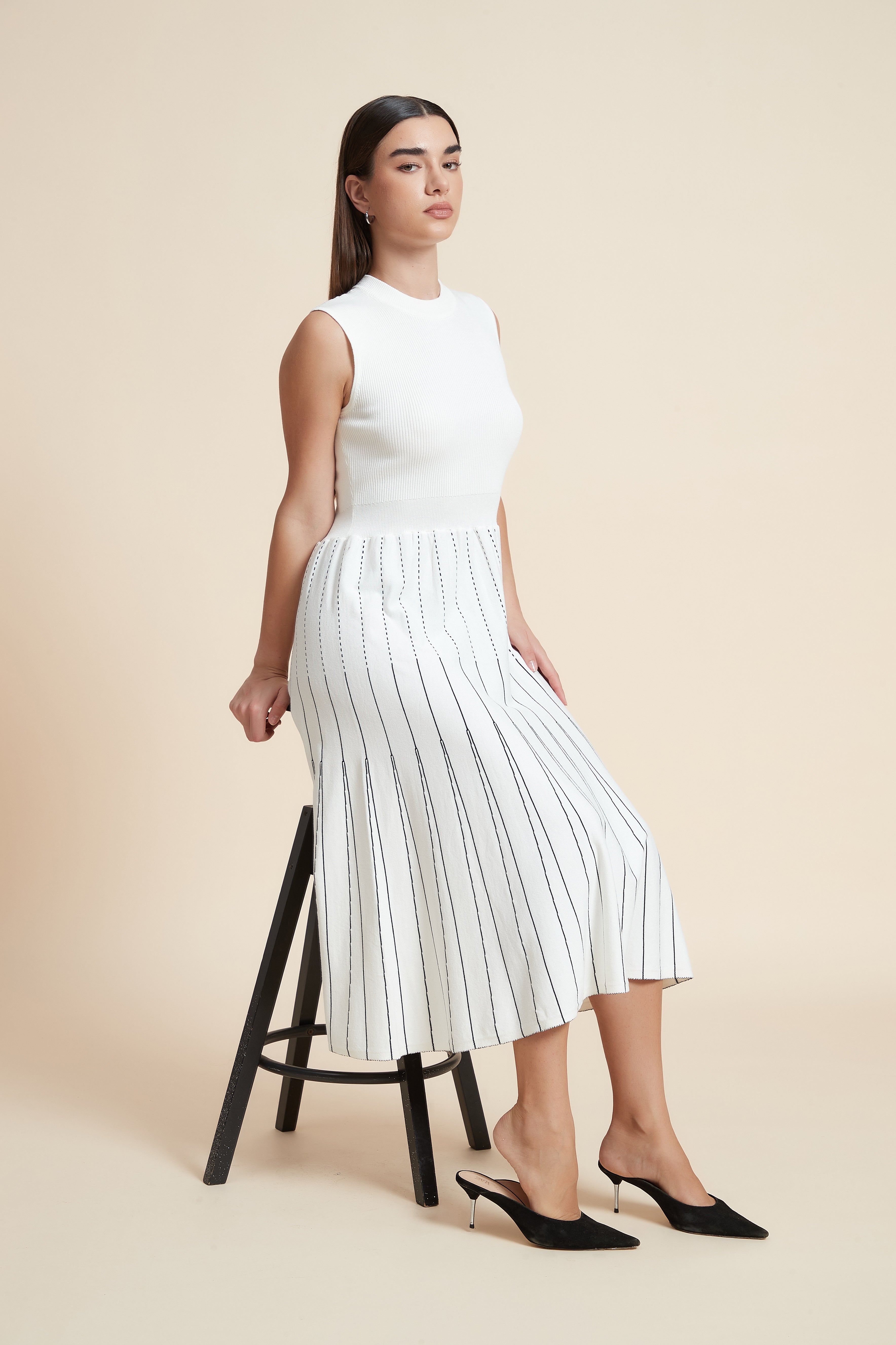 فستان ميدي بدون أكمام مخطط بالطول