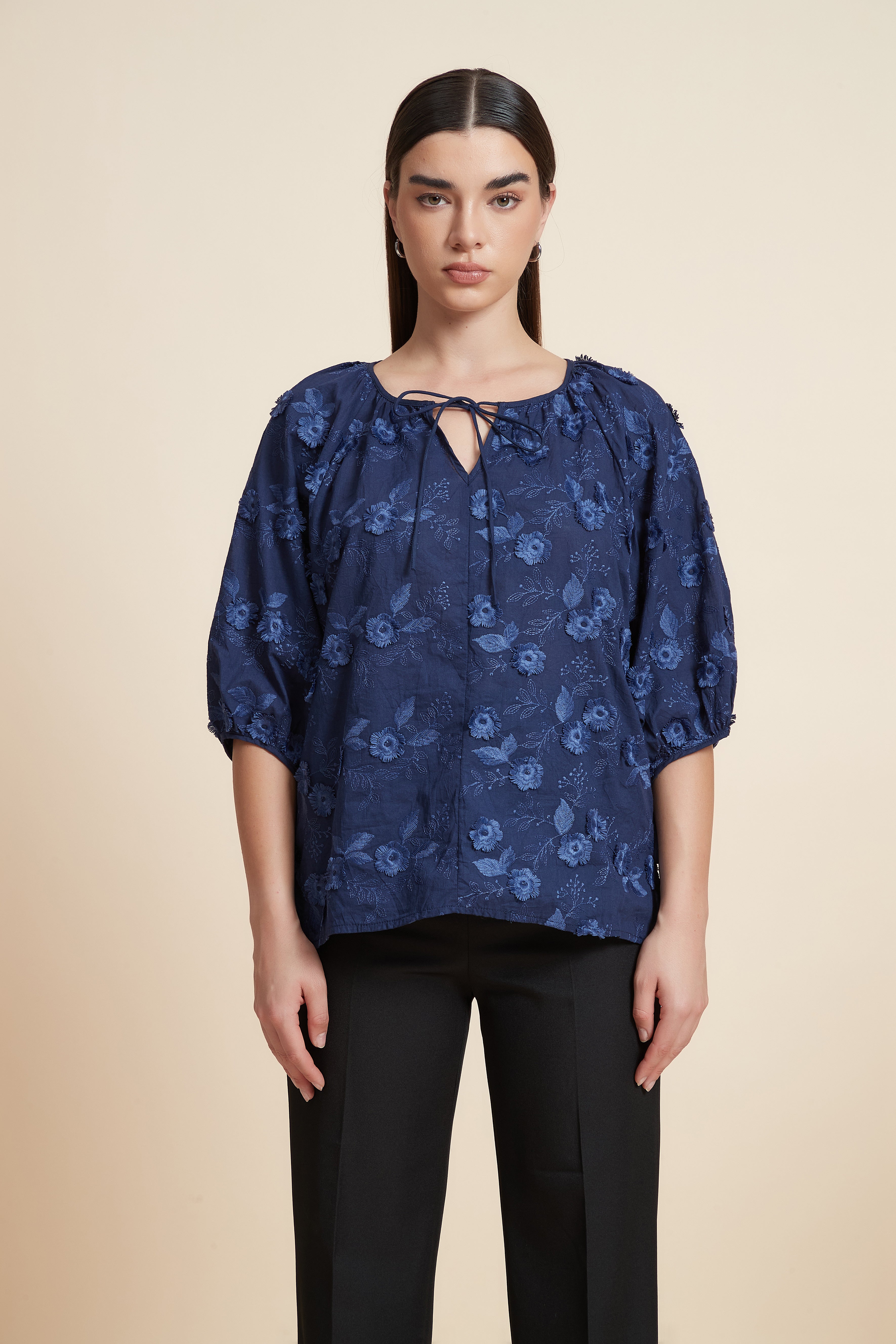 بلوزة نصف كم منقوشة