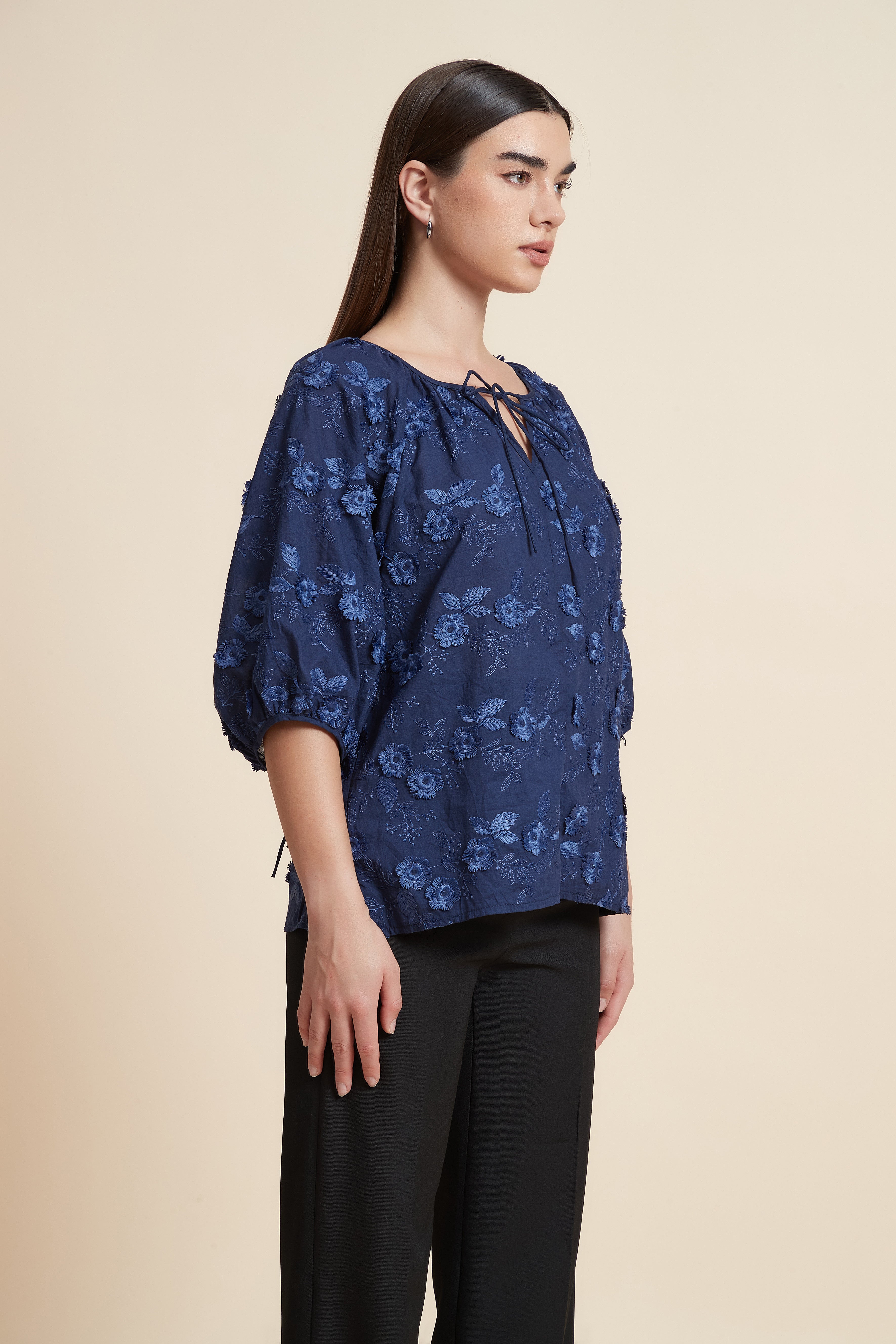 بلوزة نصف كم منقوشة