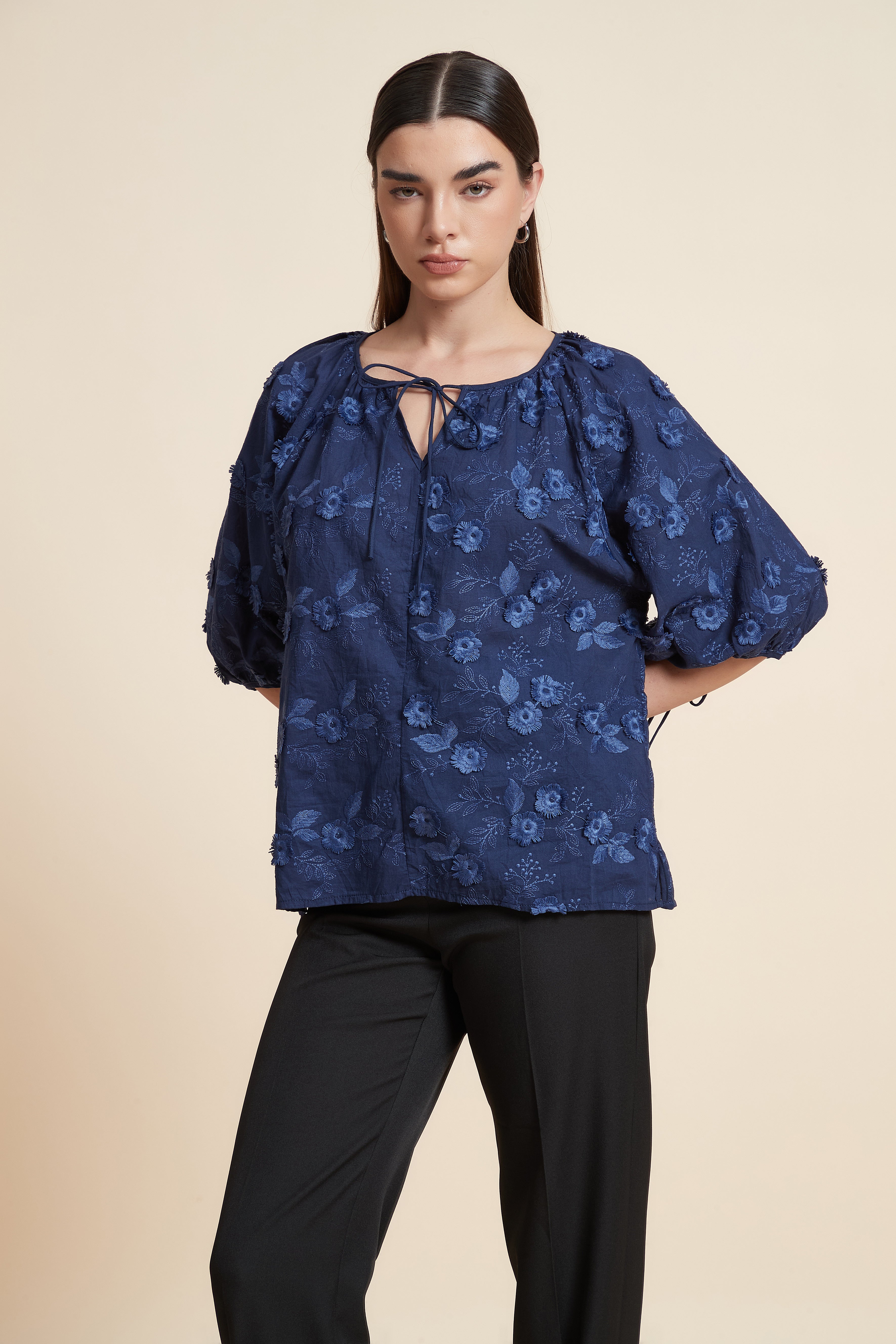 بلوزة نصف كم منقوشة