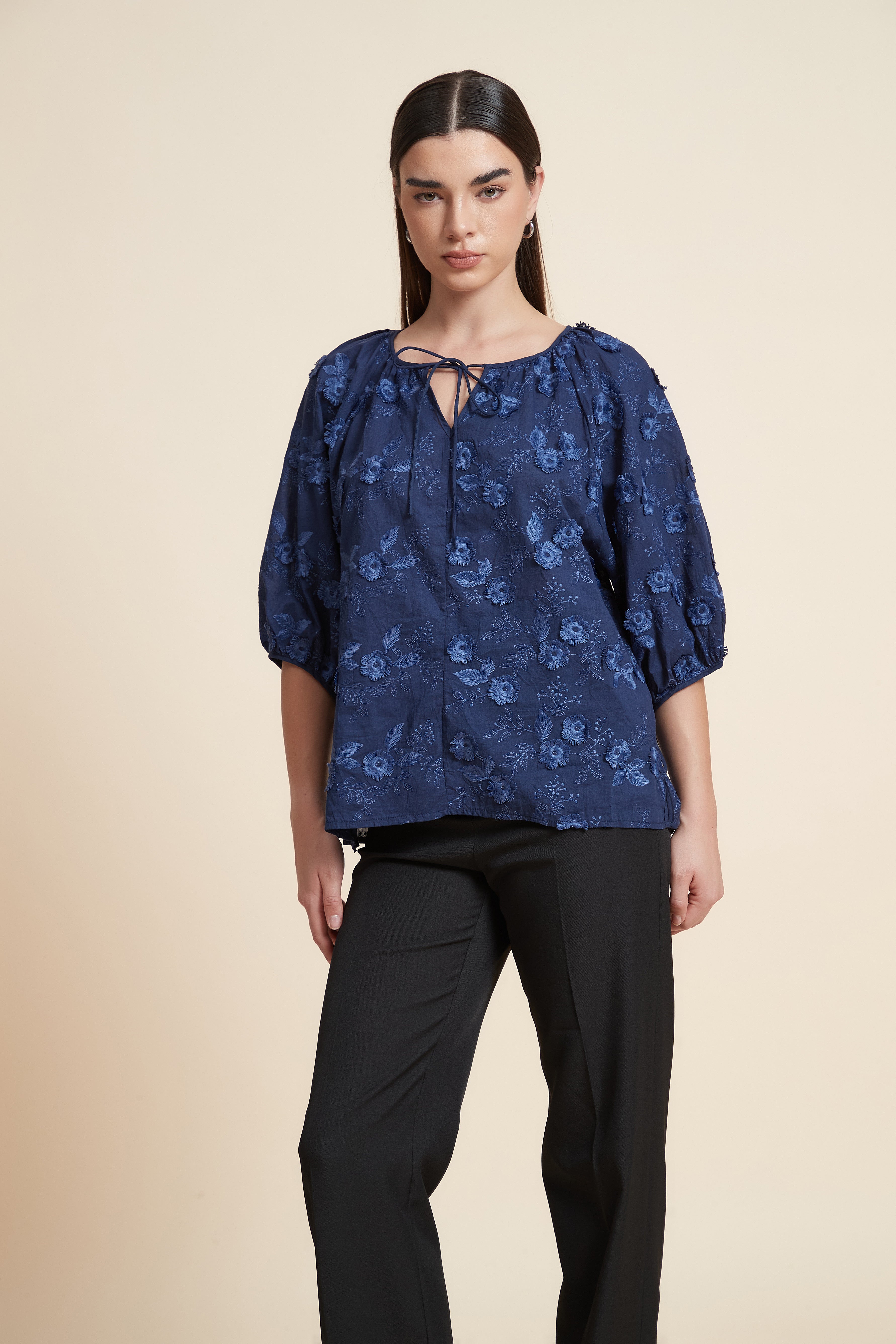 بلوزة نصف كم منقوشة