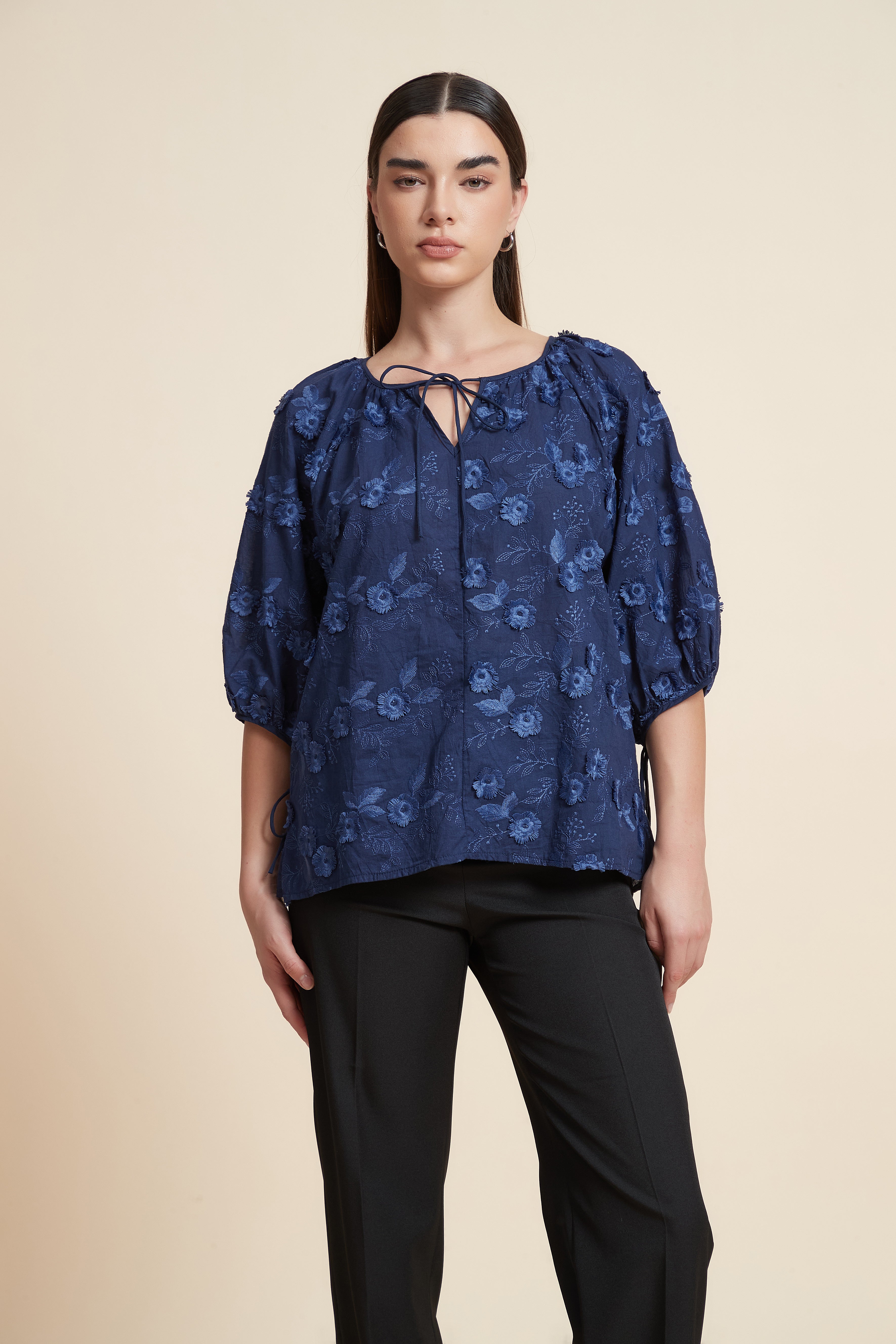 بلوزة نصف كم منقوشة