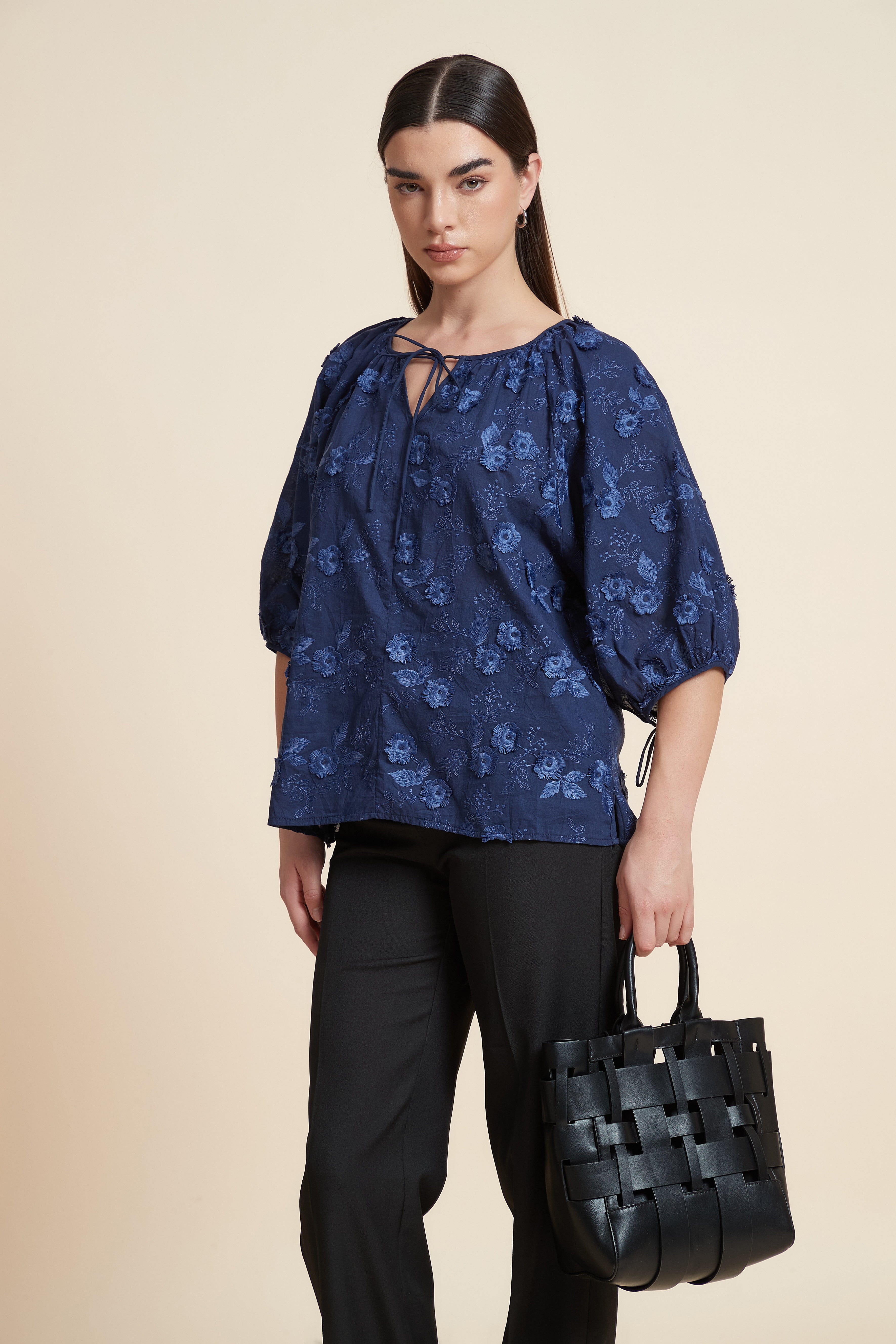 بلوزة نصف كم منقوشة