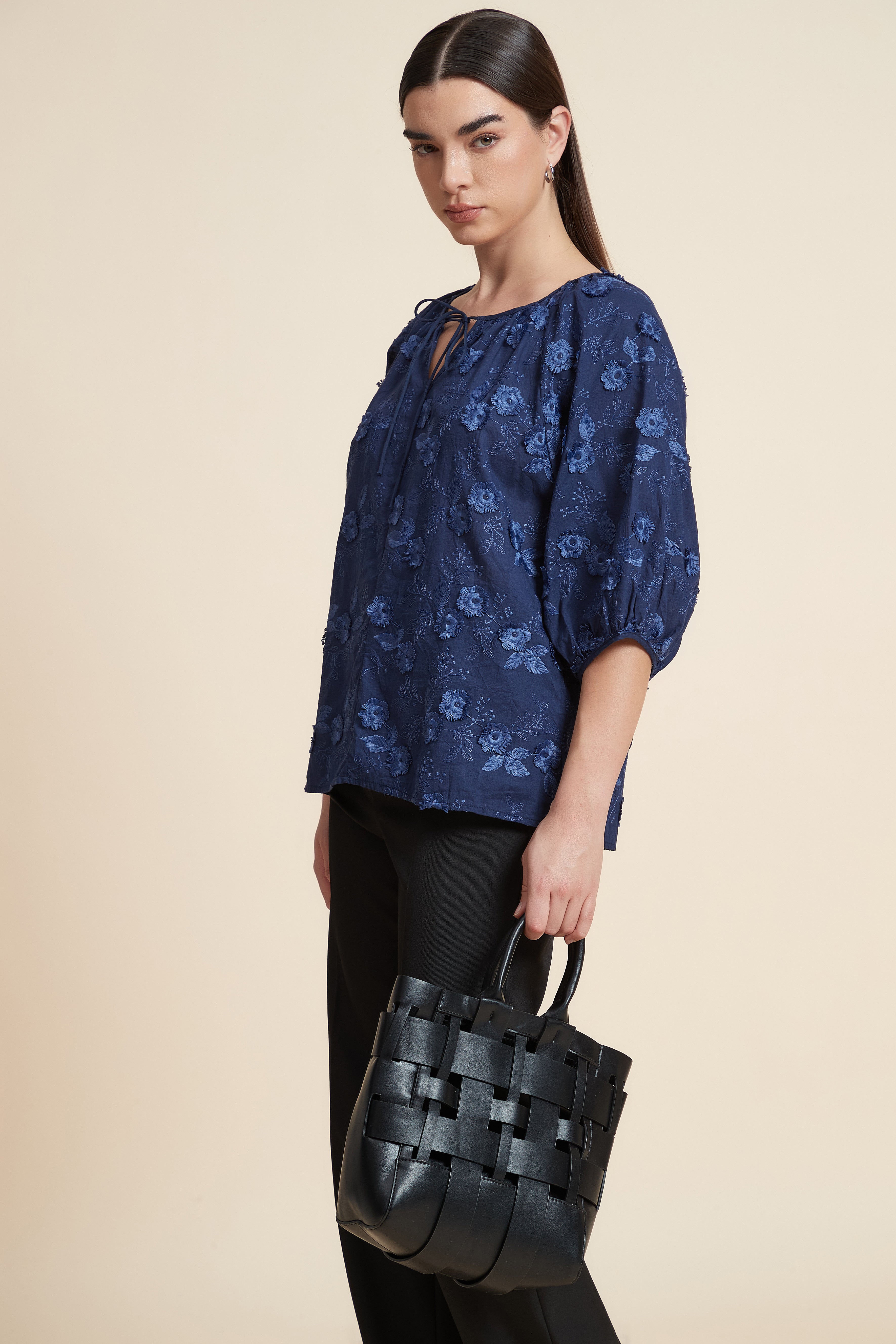 بلوزة نصف كم منقوشة