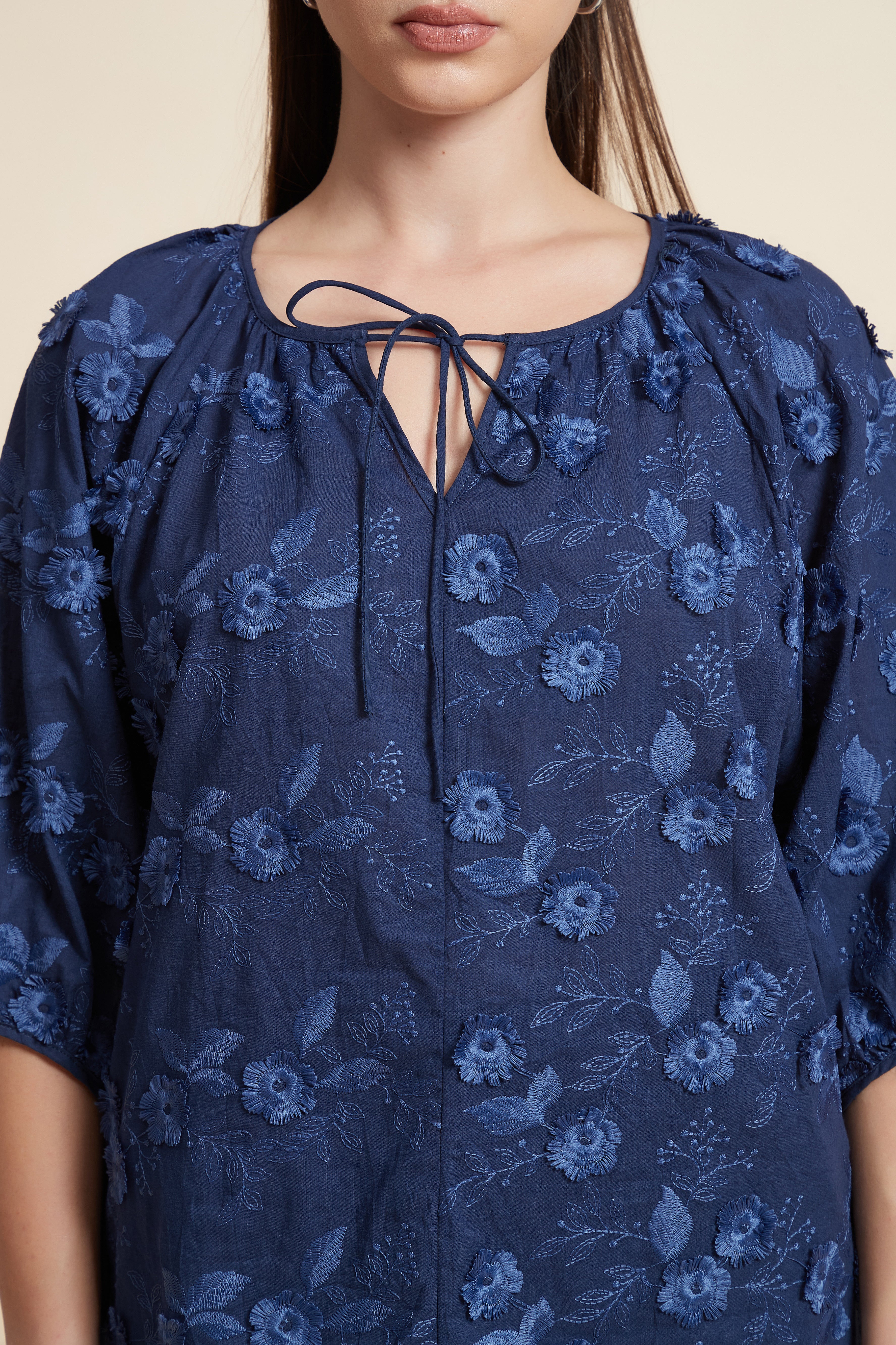 بلوزة نصف كم منقوشة