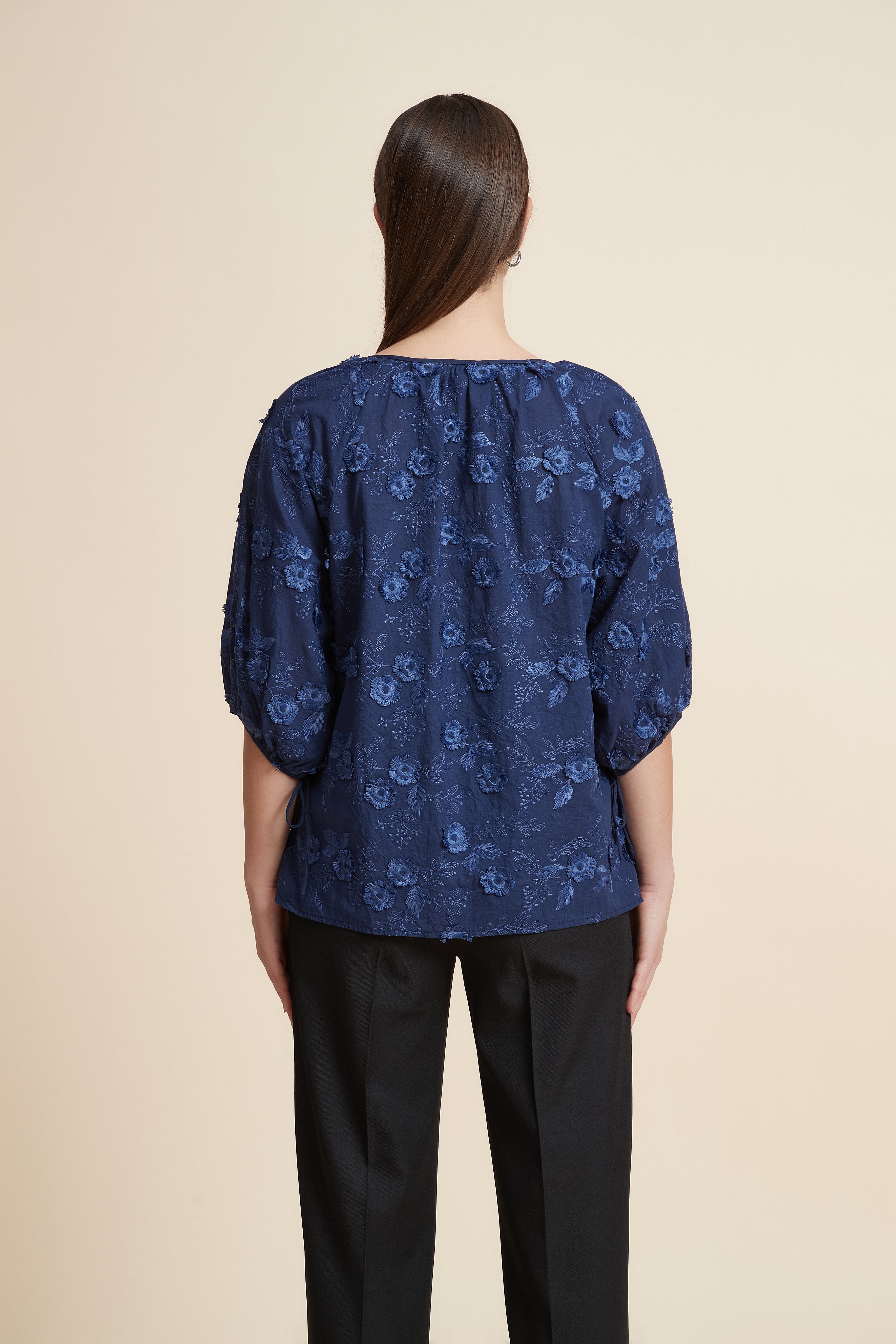 بلوزة نصف كم منقوشة