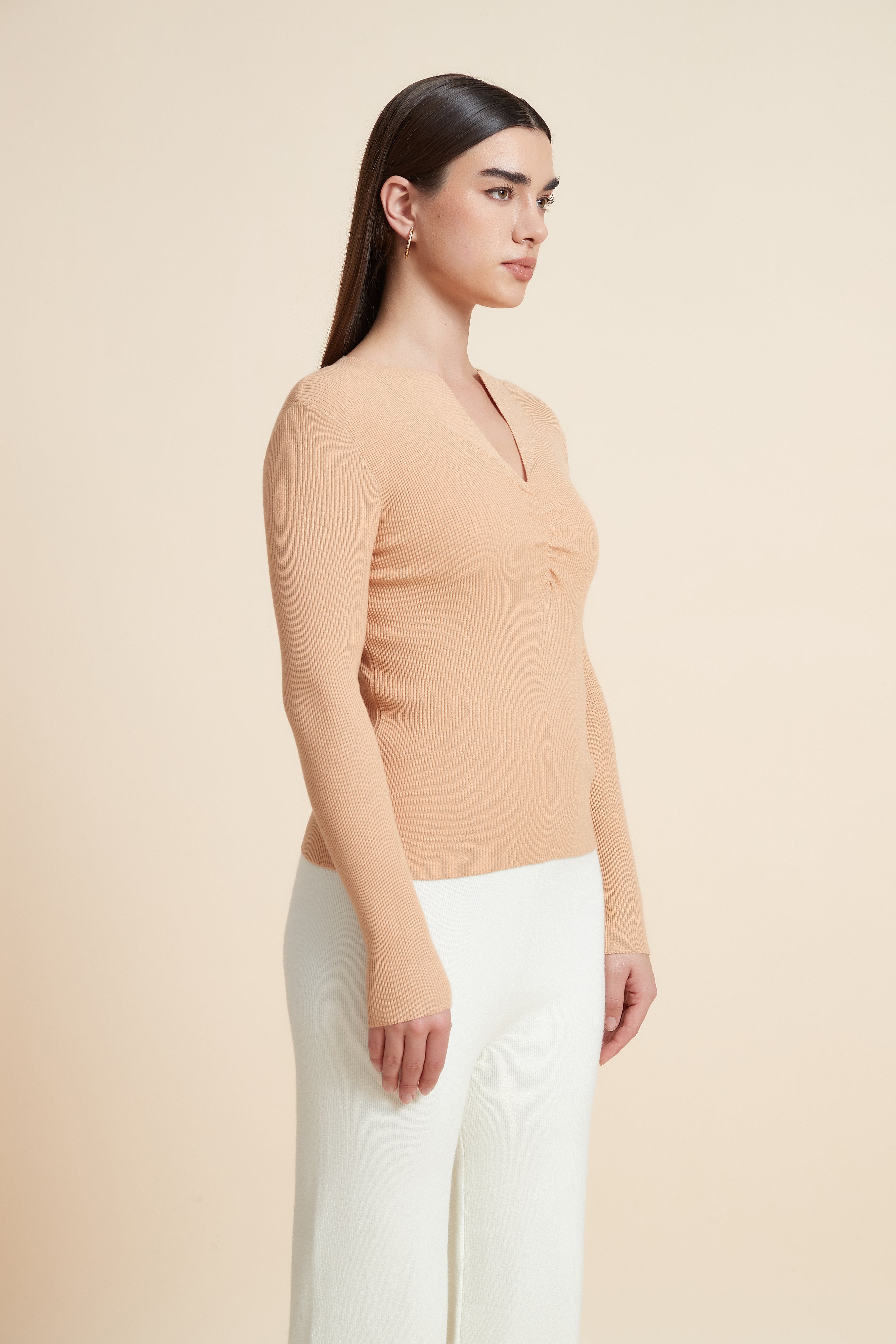 توب سادة بكم طويل ورقبة V