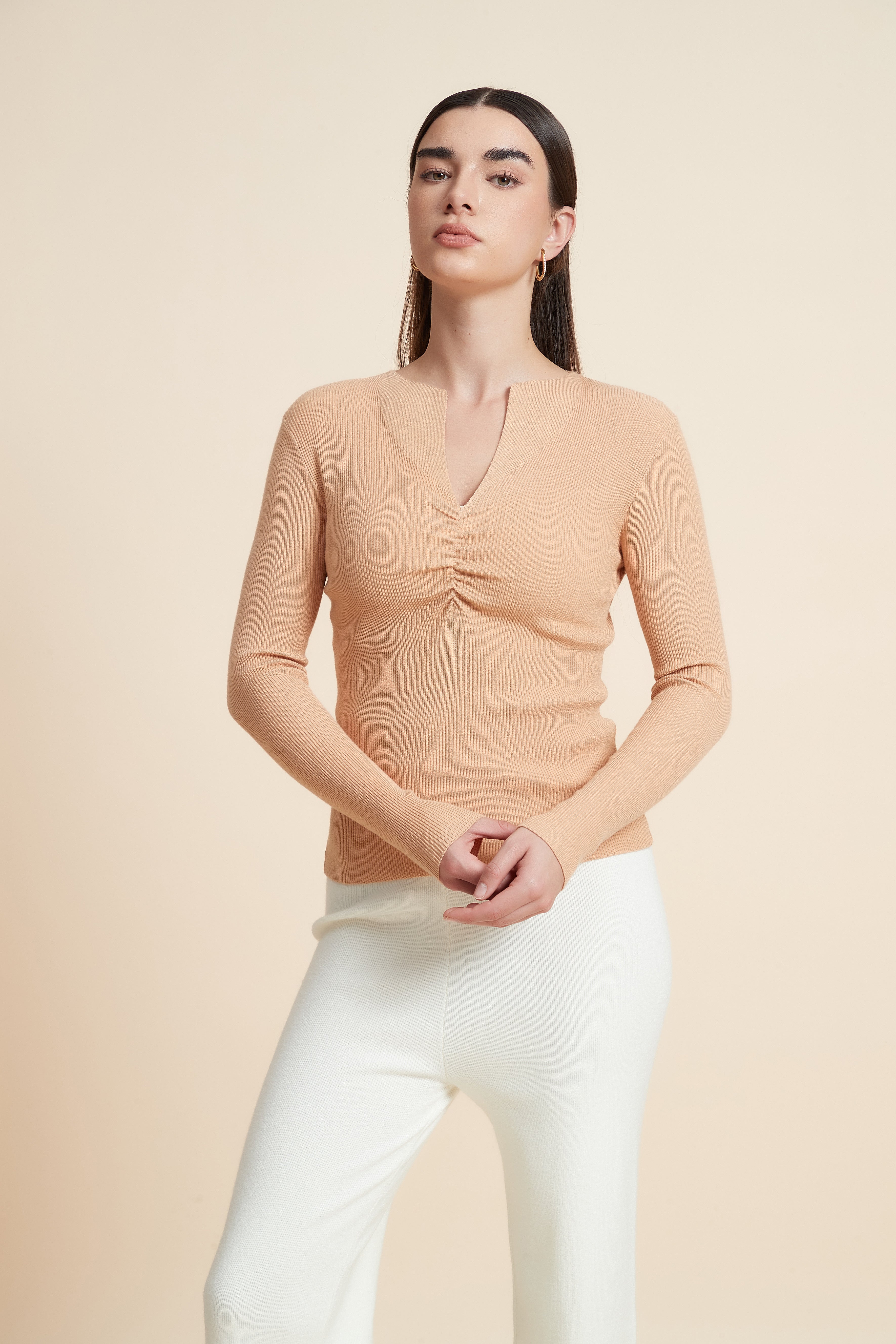 توب سادة بكم طويل ورقبة V