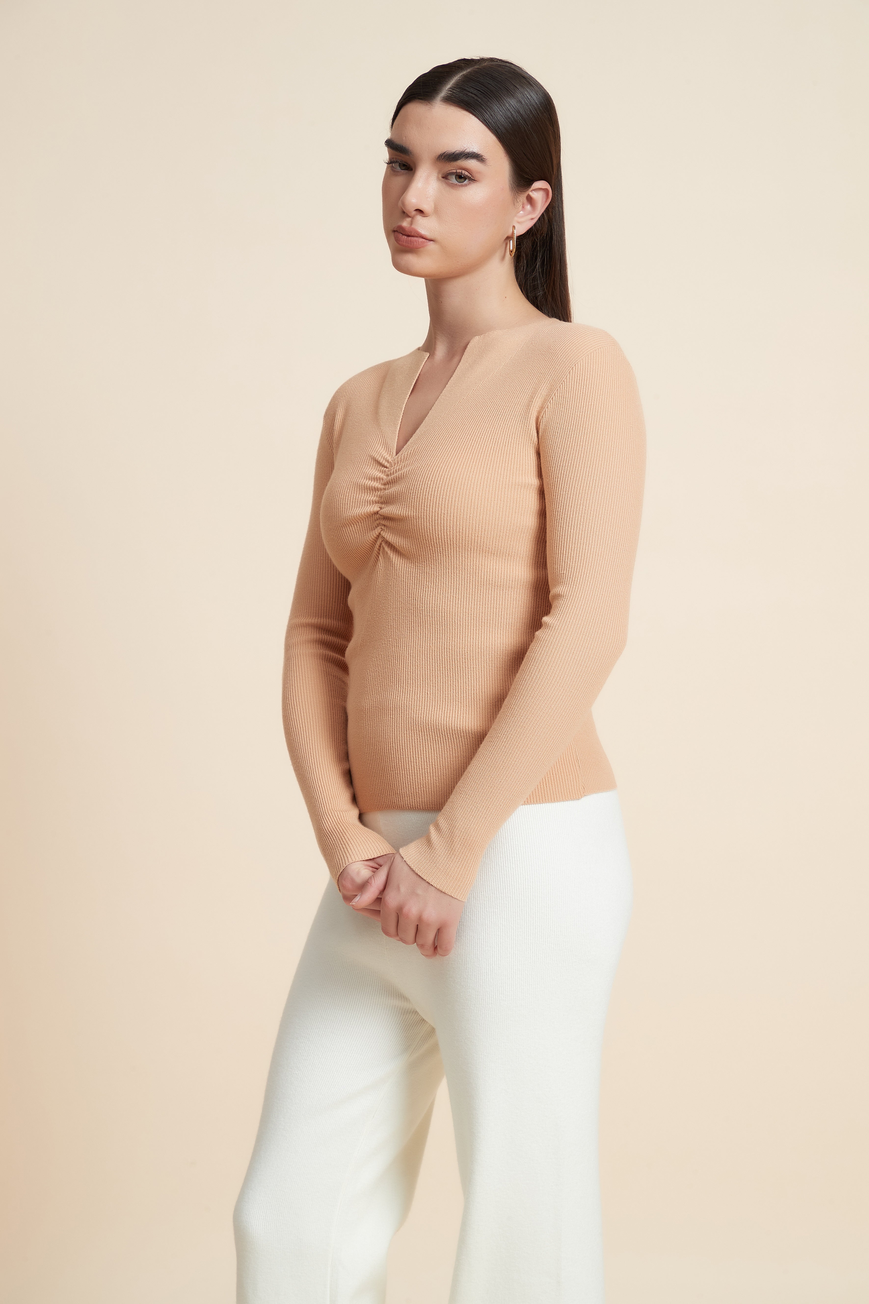 توب سادة بكم طويل ورقبة V