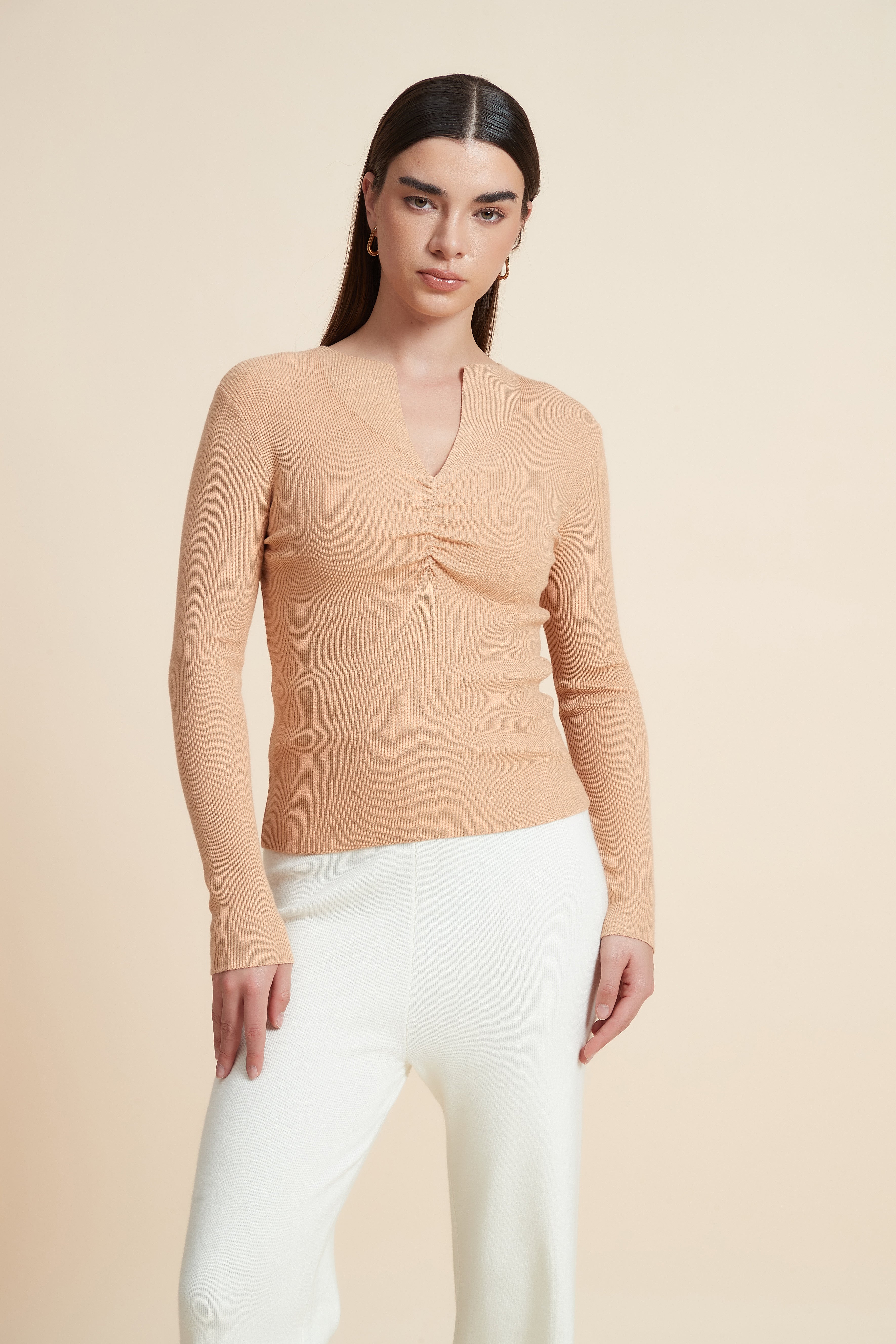 توب سادة بكم طويل ورقبة V