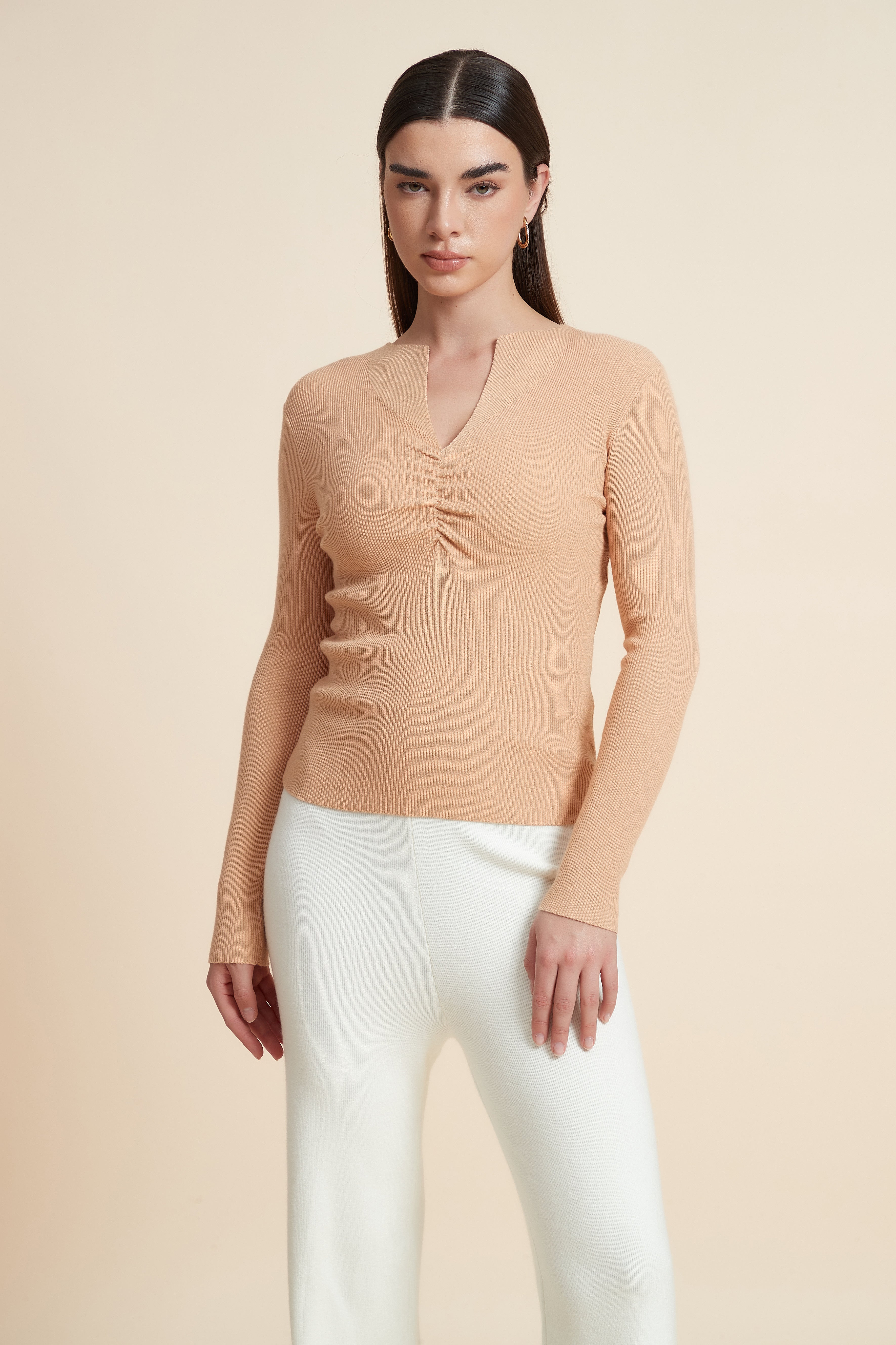 توب سادة بكم طويل ورقبة V