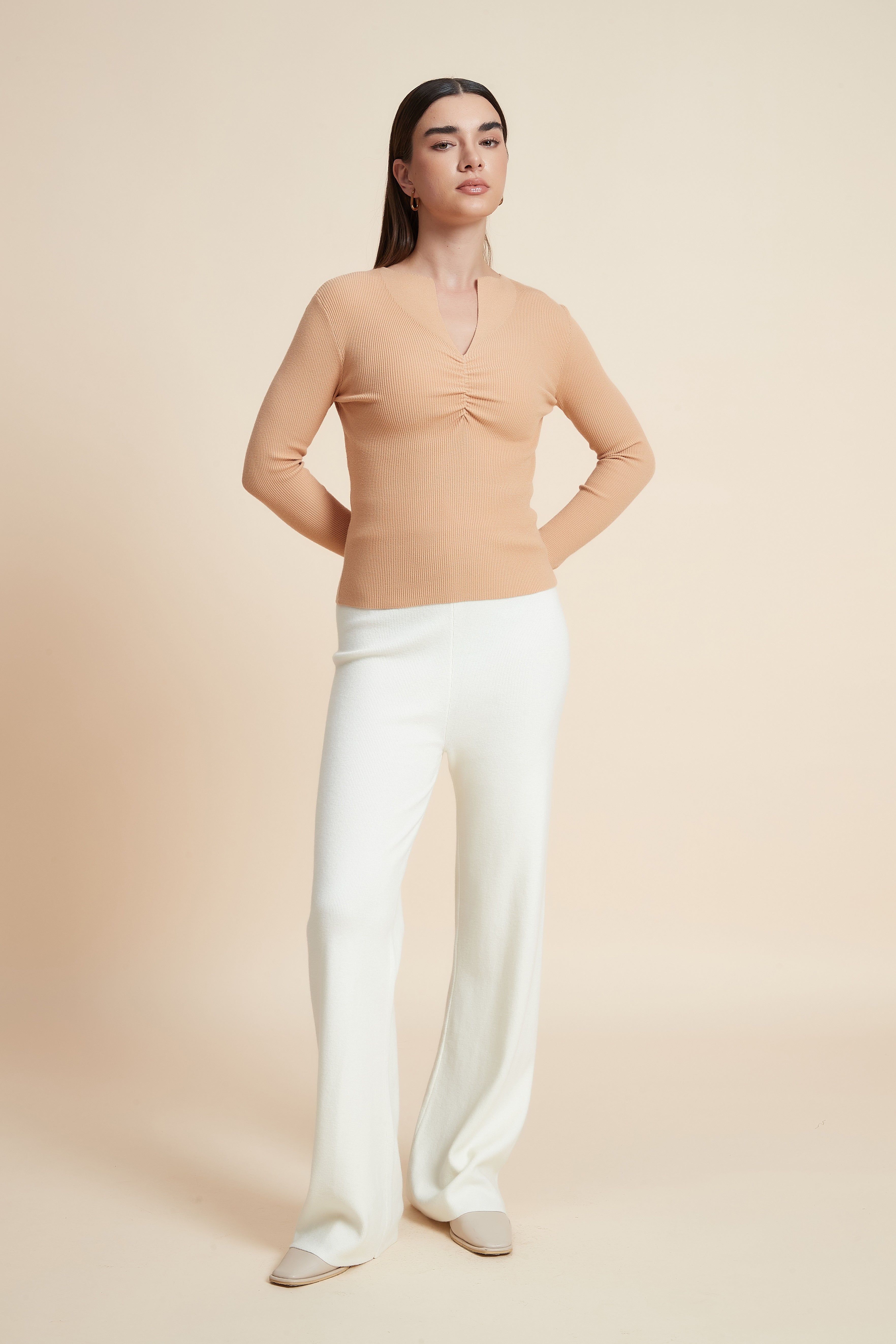 توب سادة بكم طويل ورقبة V