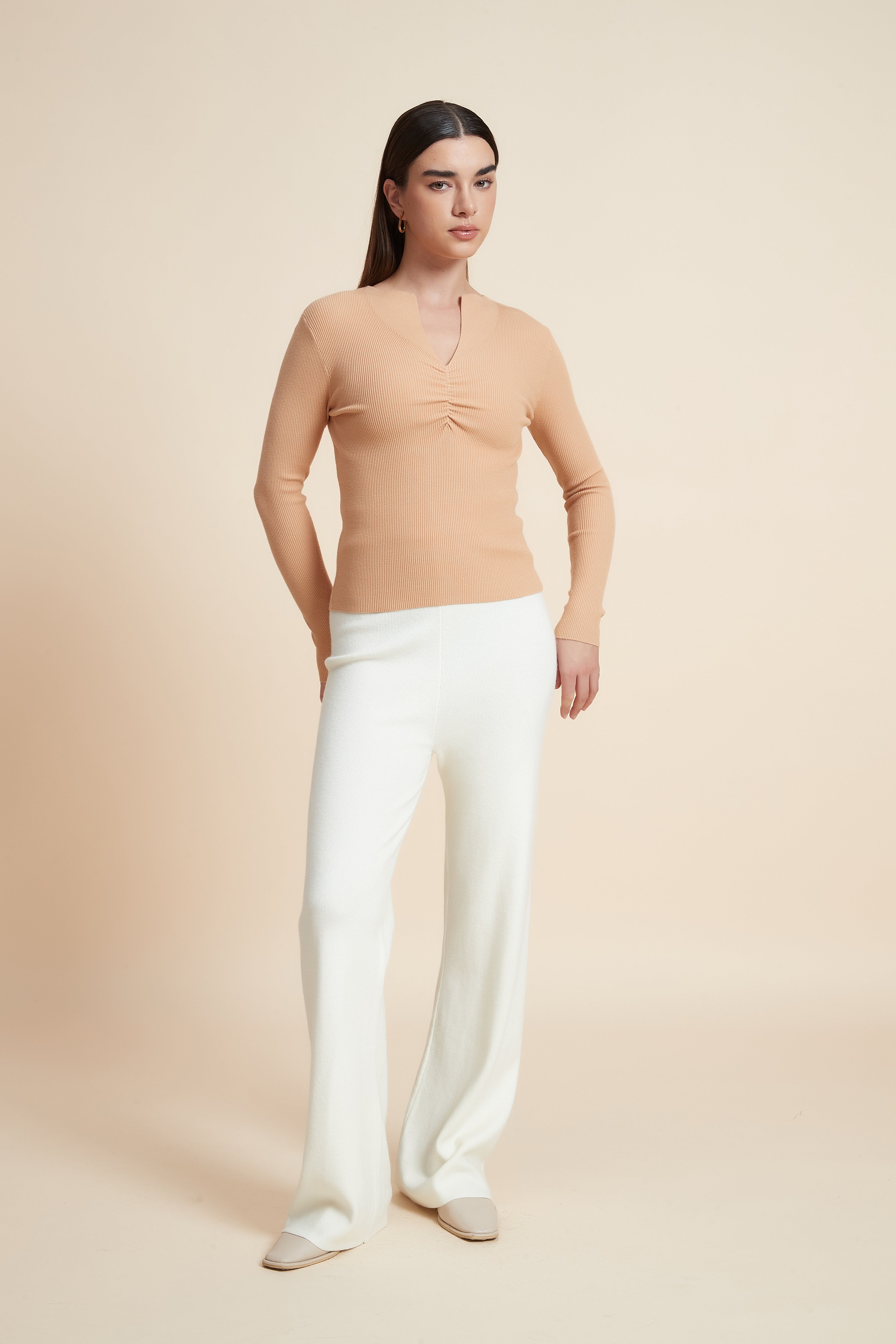 توب سادة بكم طويل ورقبة V