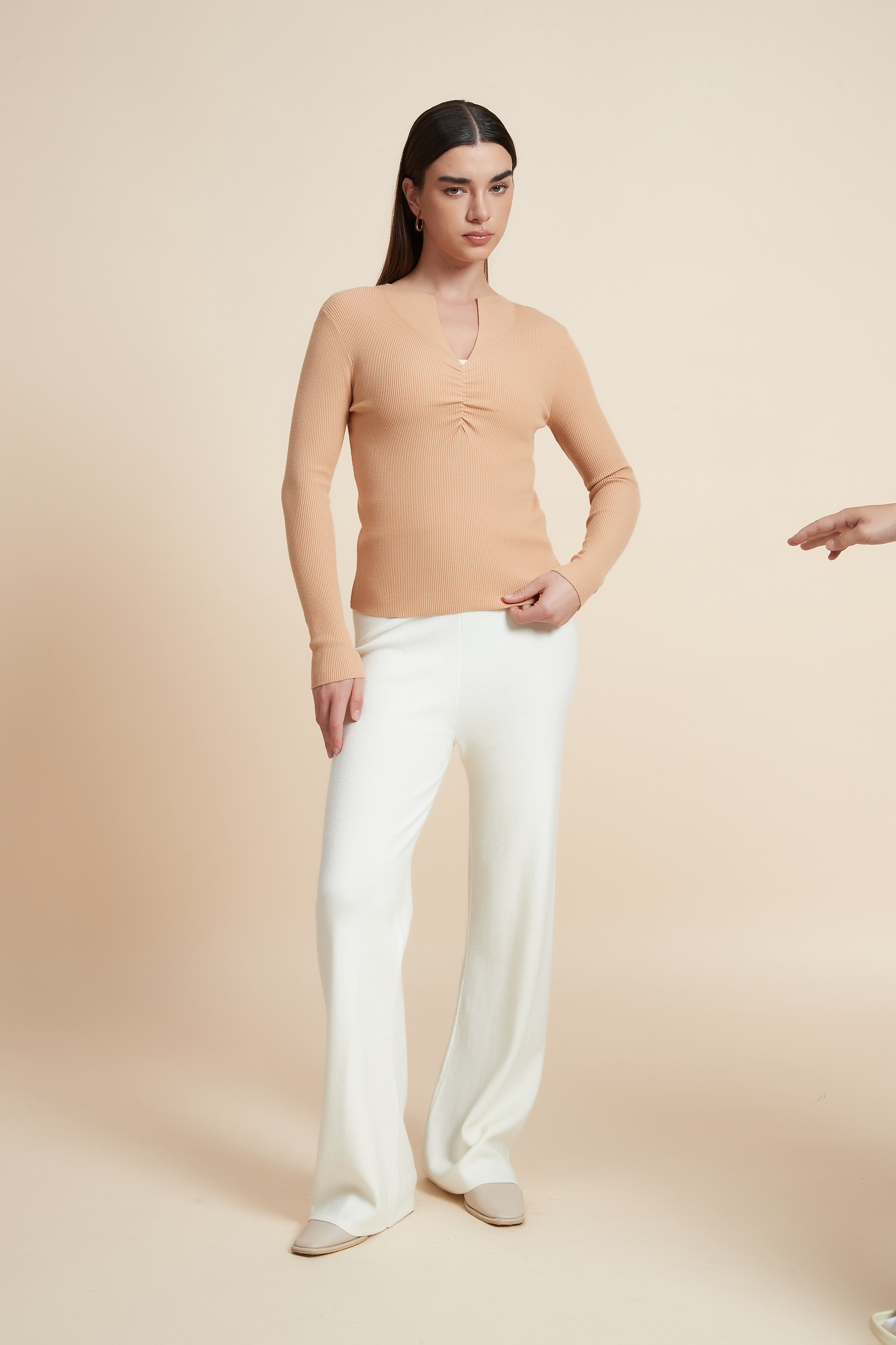 توب سادة بكم طويل ورقبة V