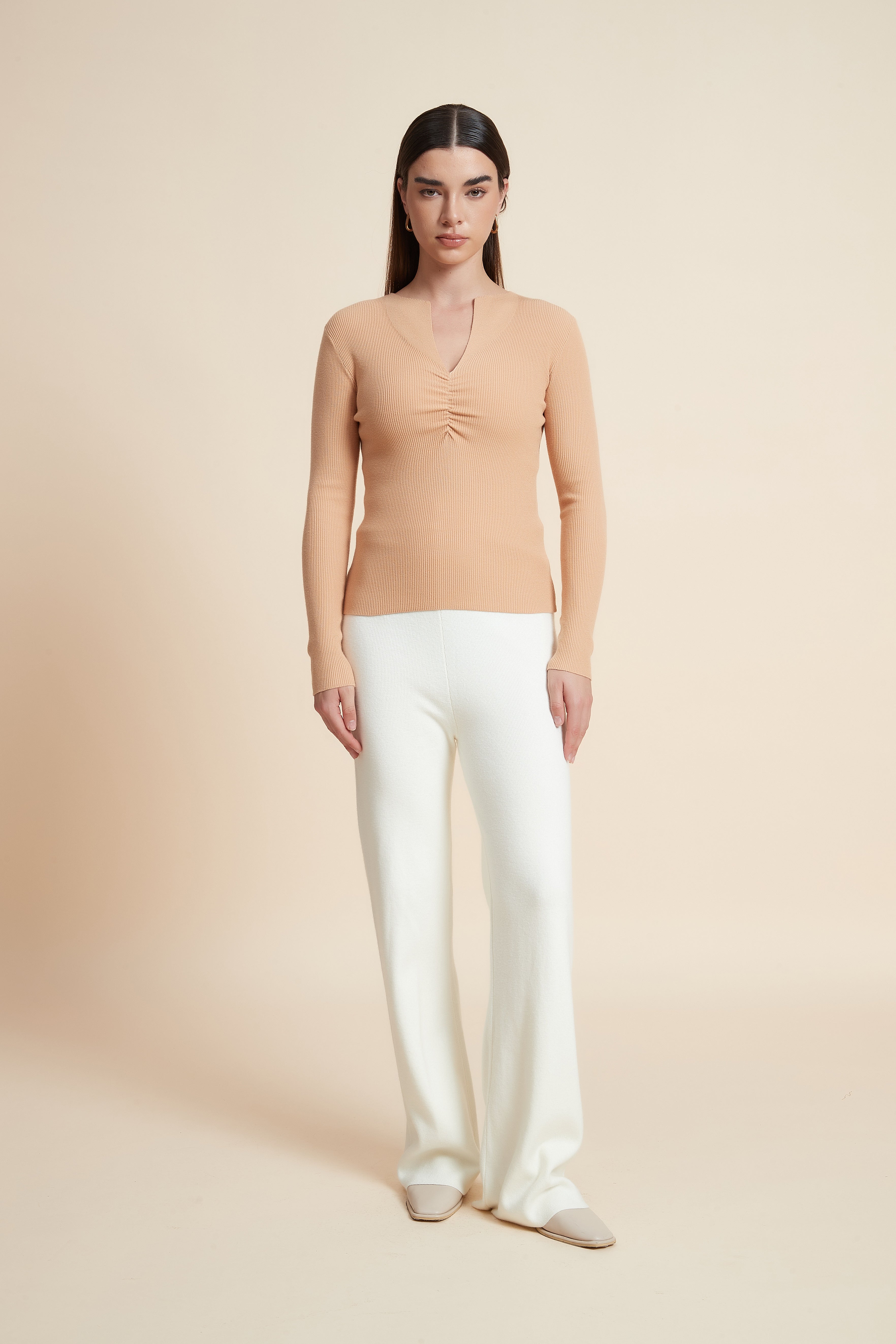 توب سادة بكم طويل ورقبة V