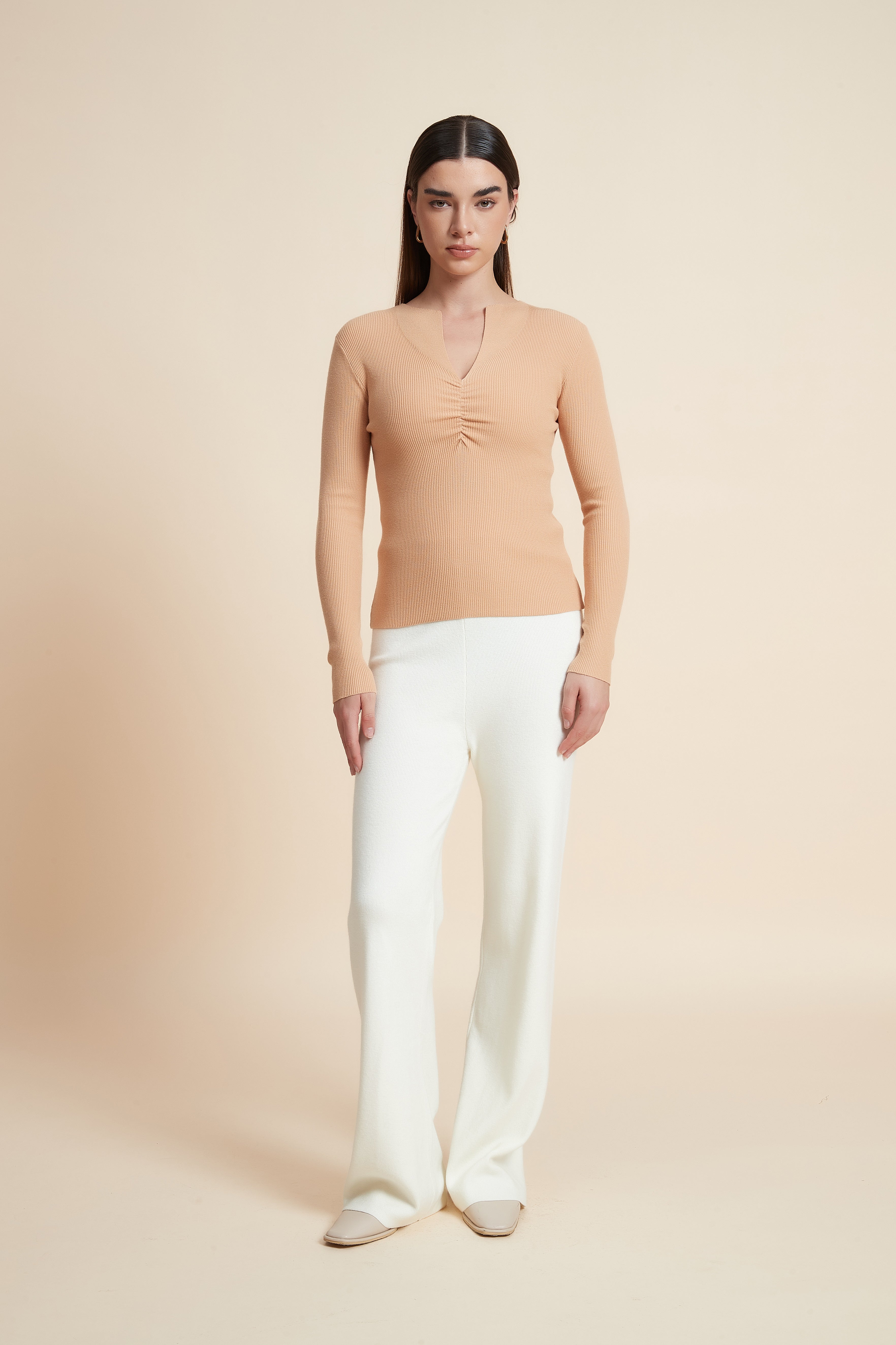 توب سادة بكم طويل ورقبة V