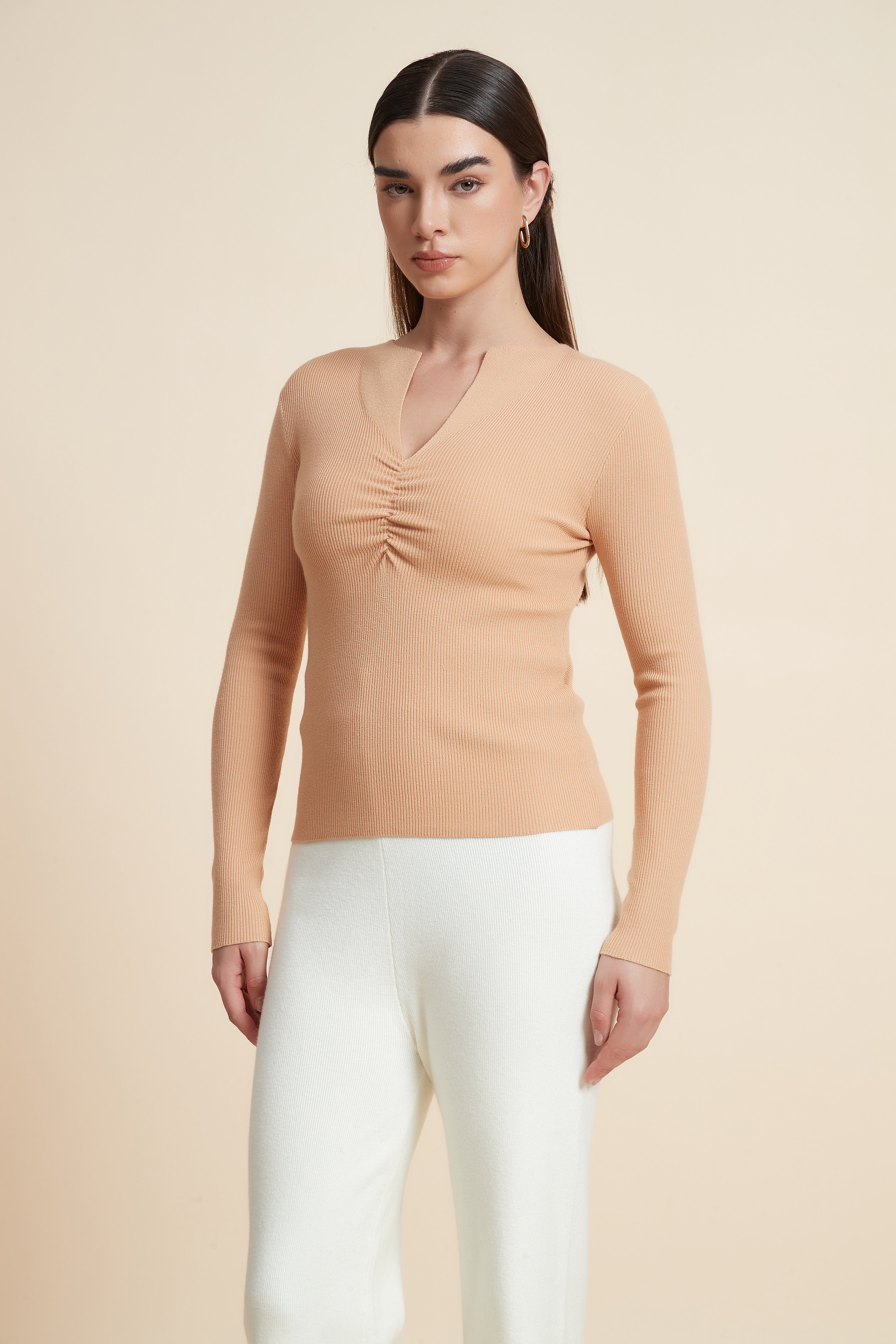 توب سادة بكم طويل ورقبة V