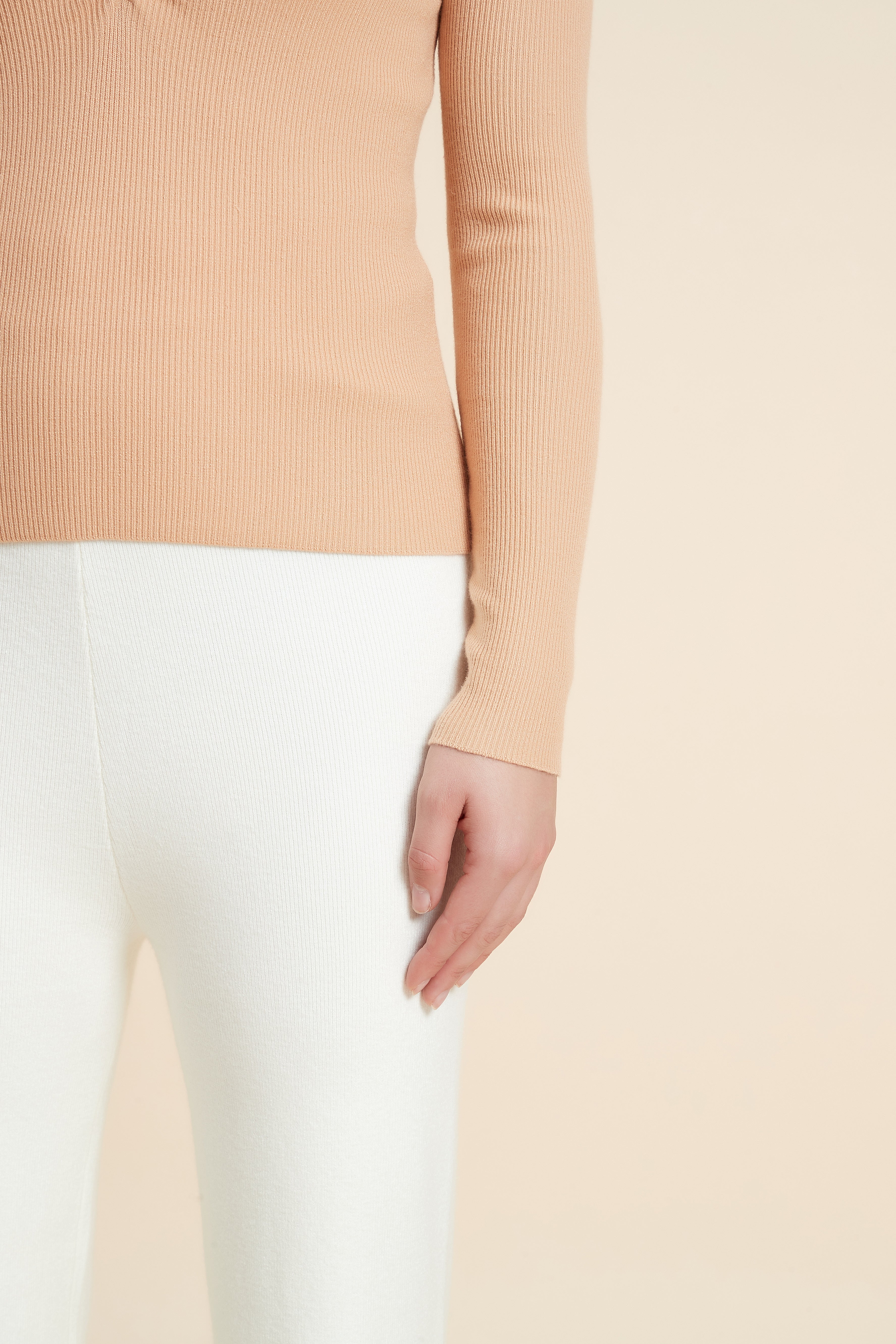 توب سادة بكم طويل ورقبة V