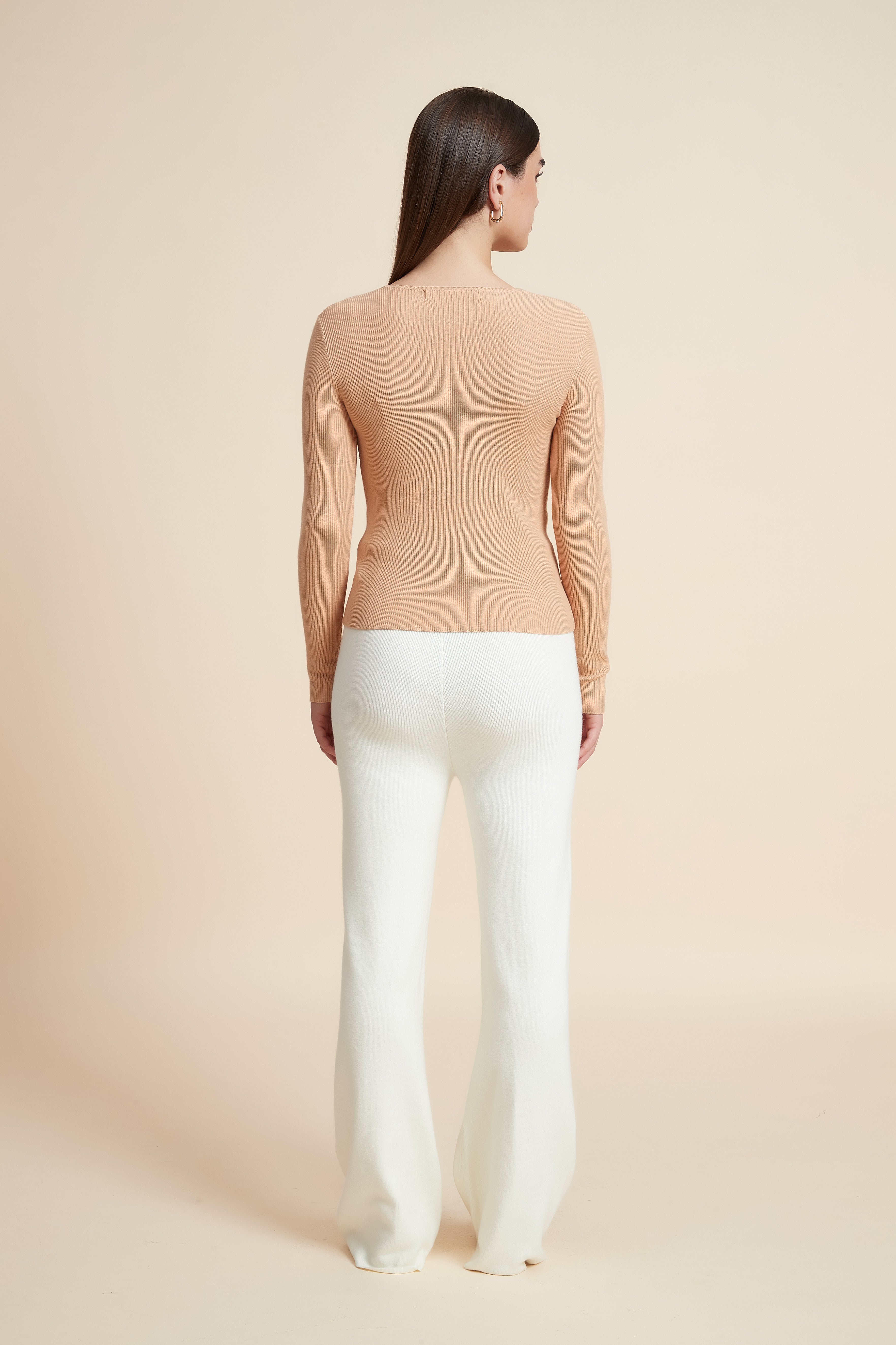 توب سادة بكم طويل ورقبة V