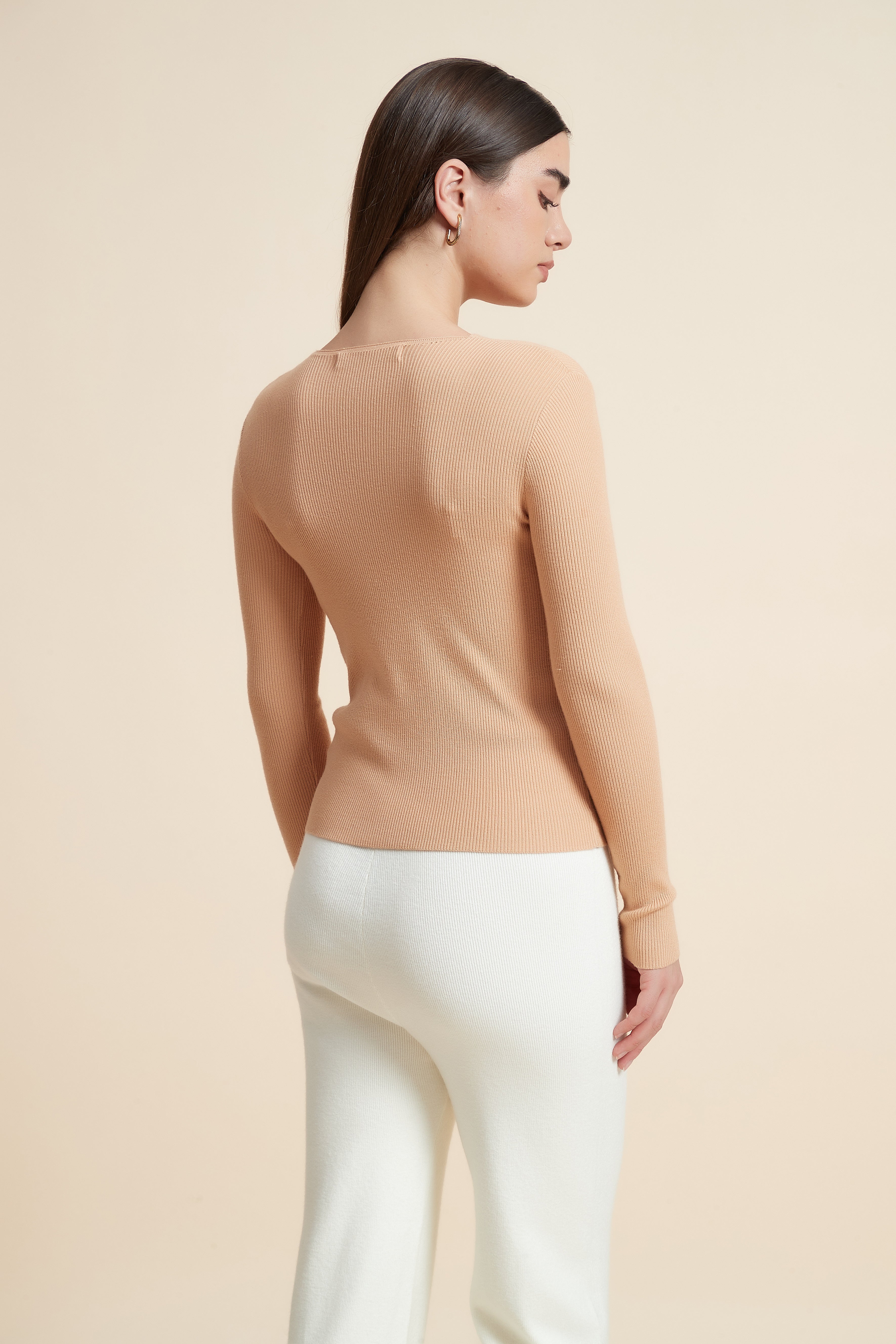 توب سادة بكم طويل ورقبة V