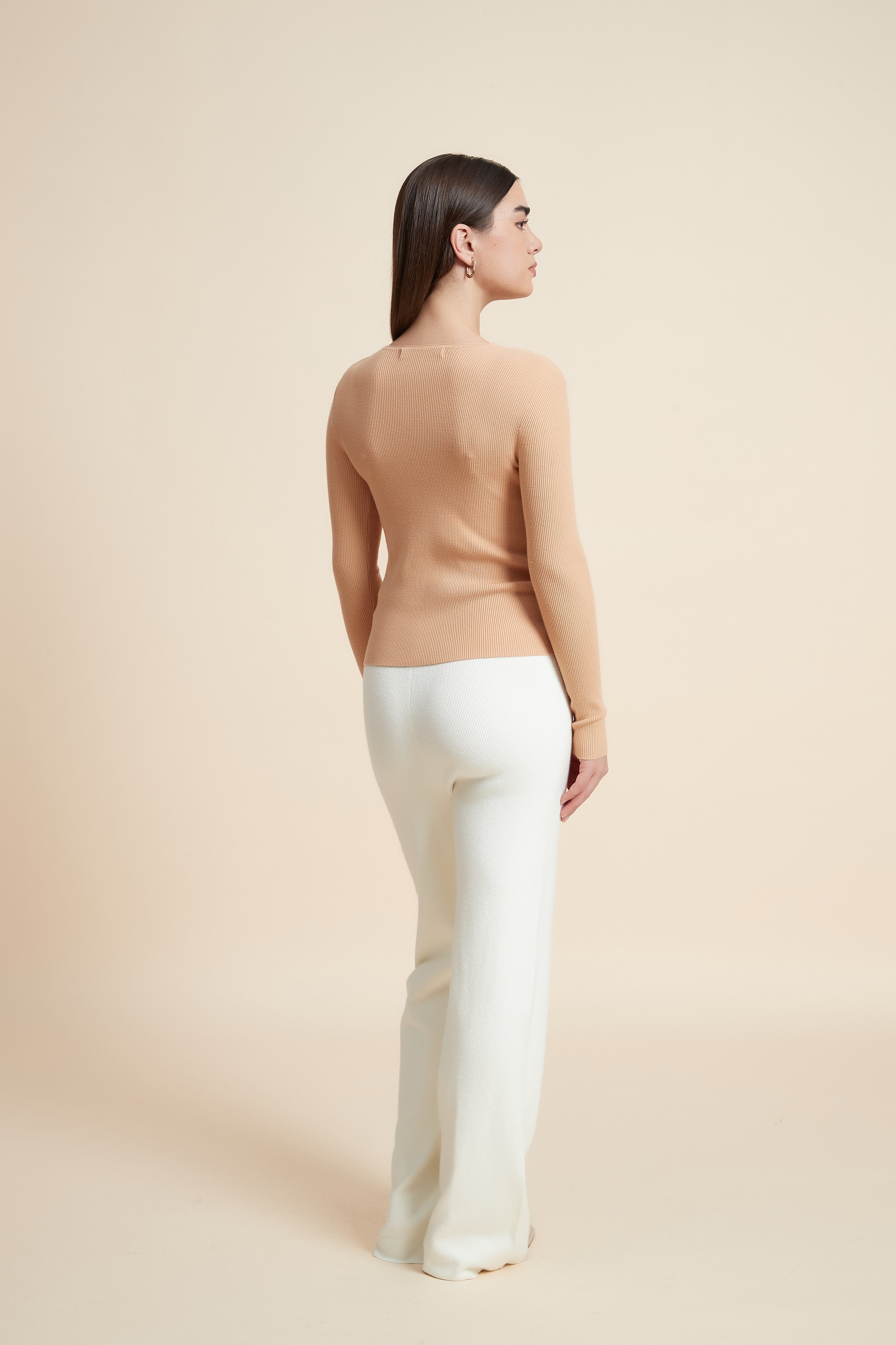 توب سادة بكم طويل ورقبة V