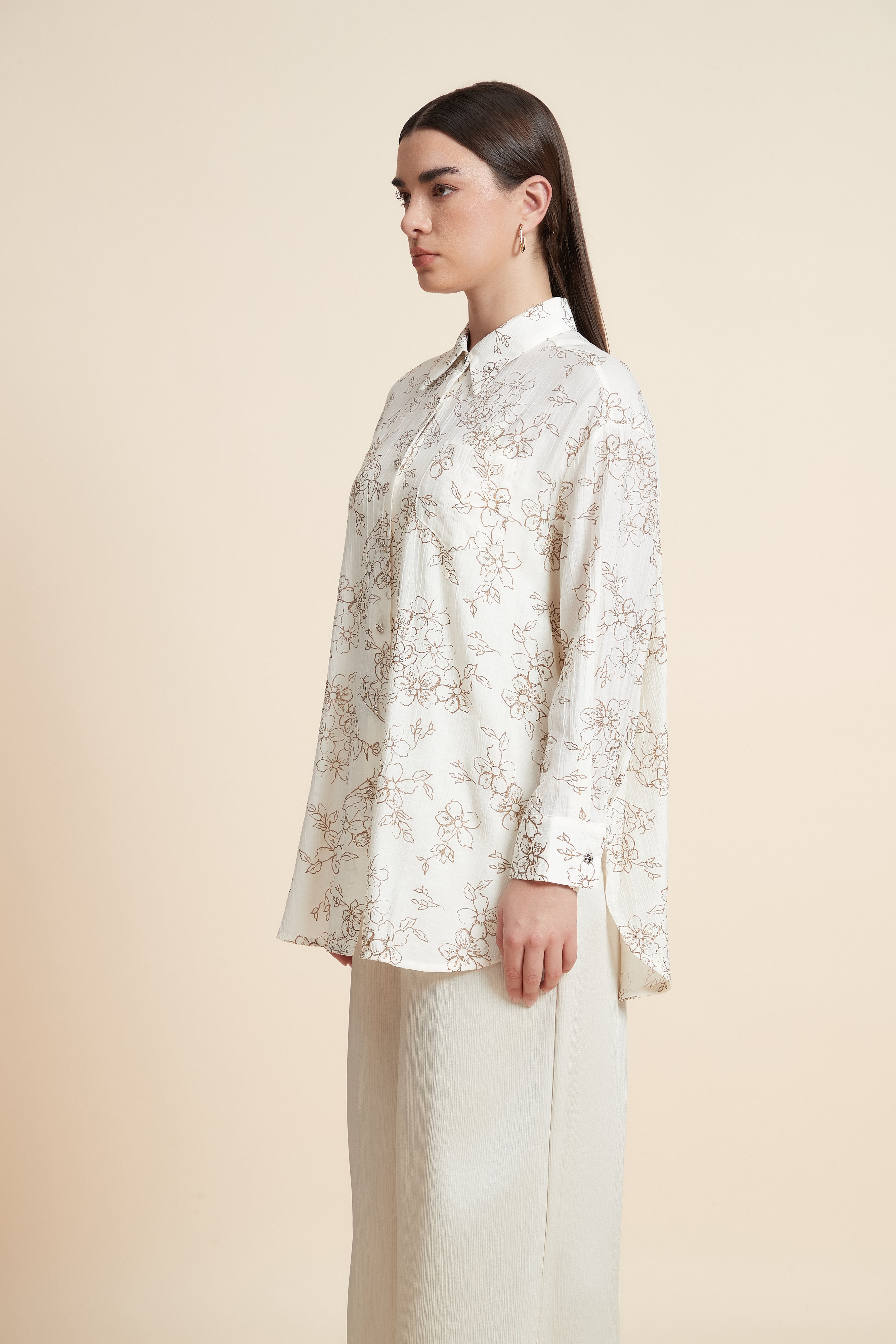 بلوزة منقوشة بكم طويل وياقة قميص