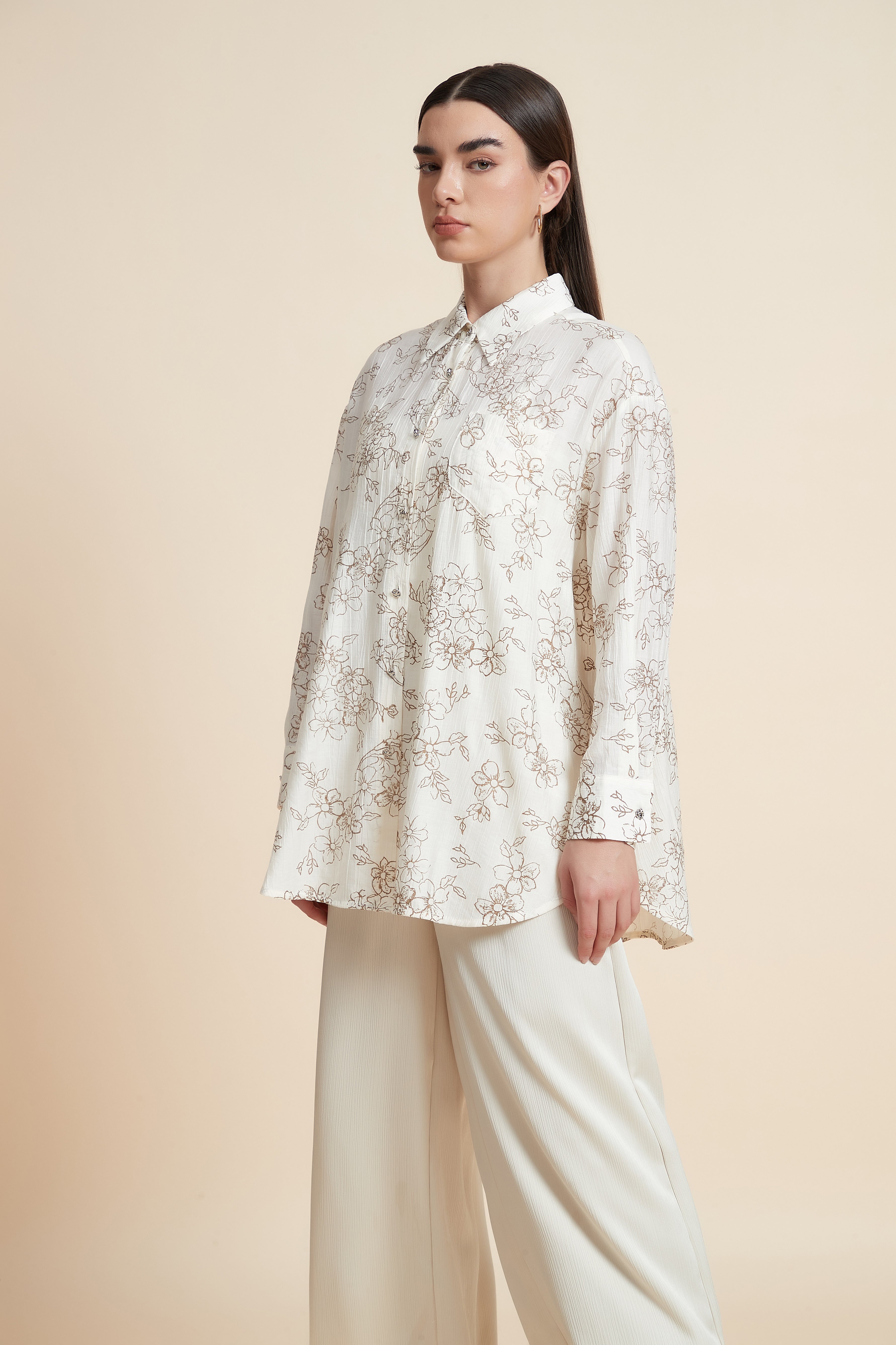 بلوزة منقوشة بكم طويل وياقة قميص