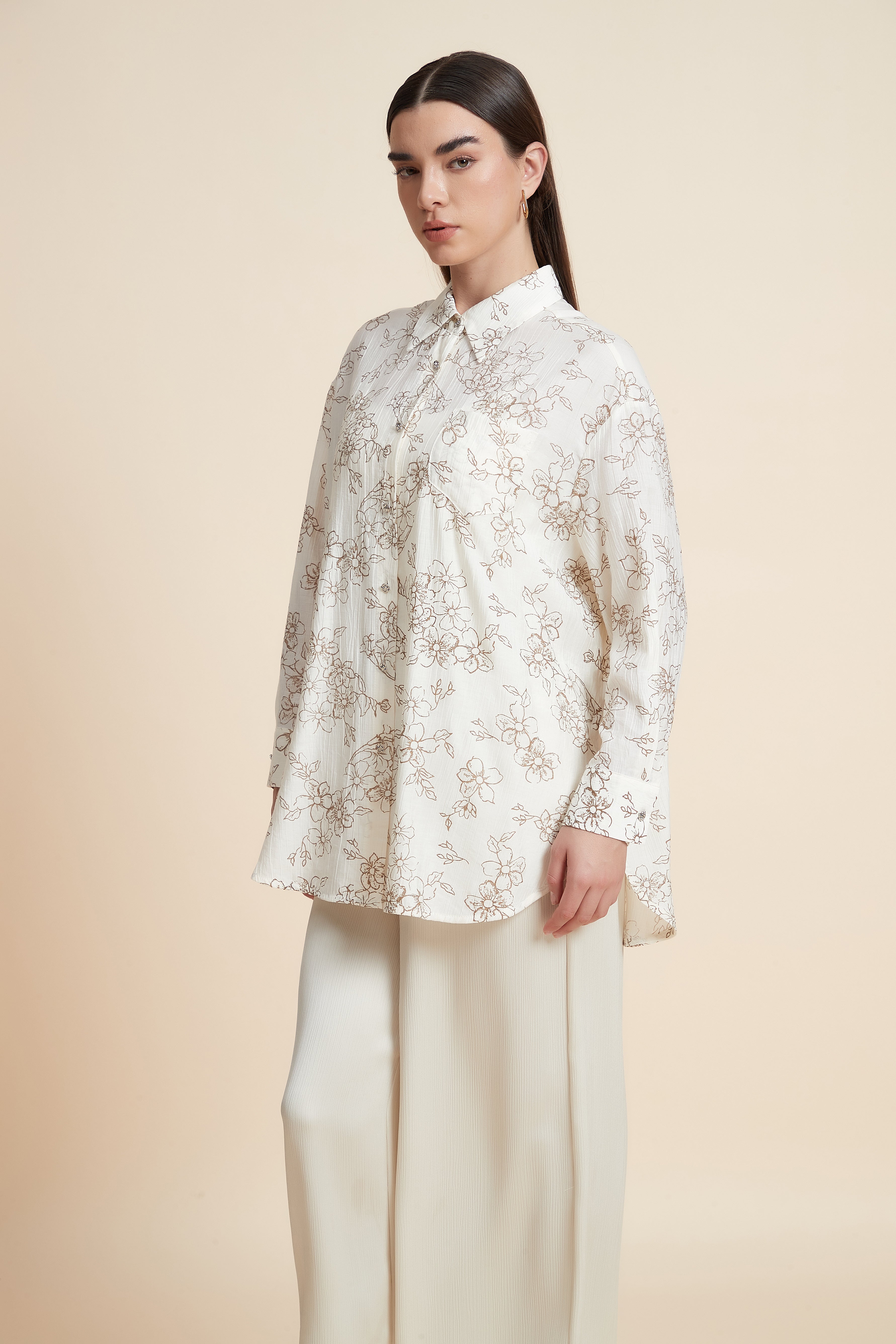 بلوزة منقوشة بكم طويل وياقة قميص