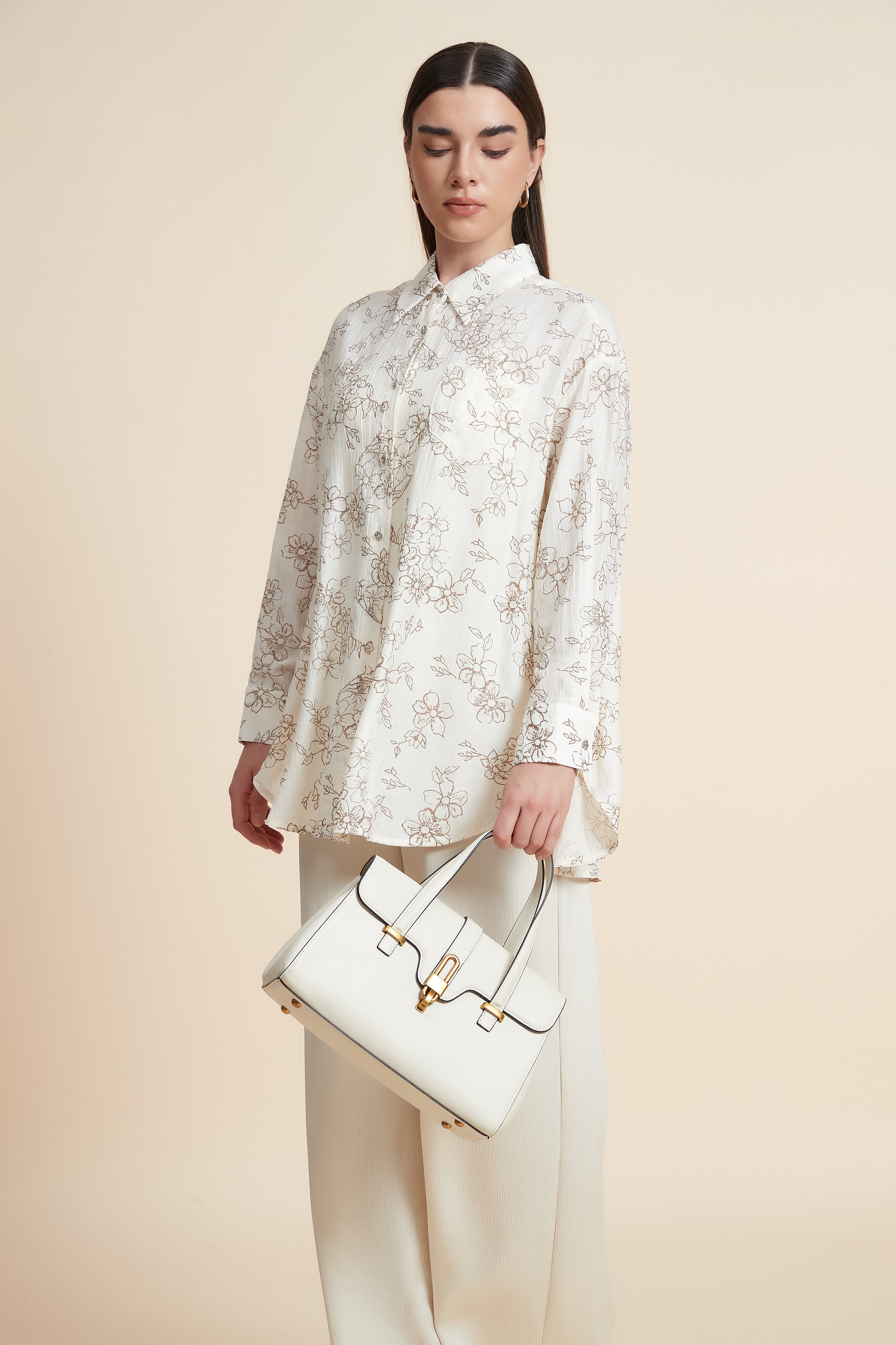 بلوزة منقوشة بكم طويل وياقة قميص