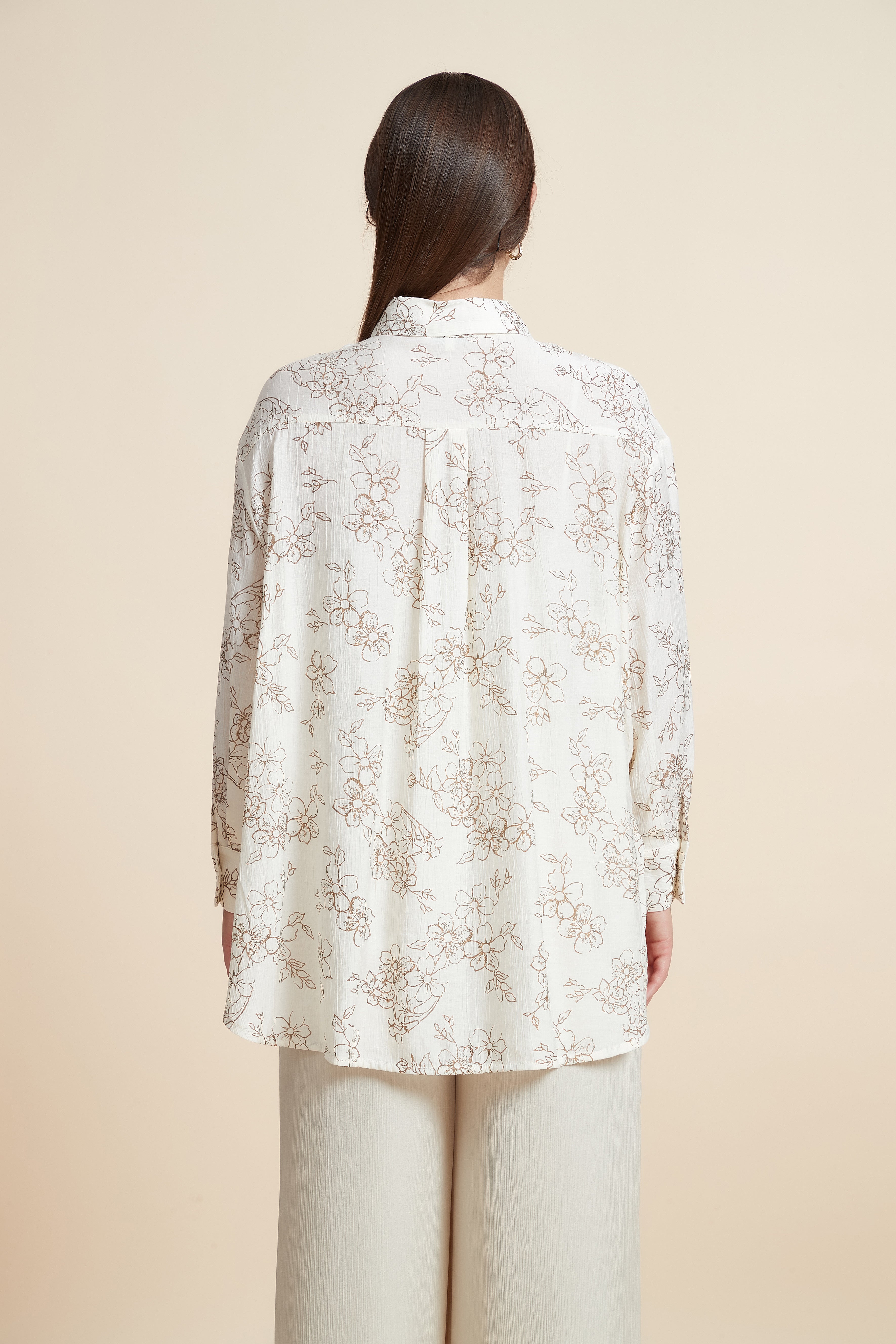 بلوزة منقوشة بكم طويل وياقة قميص