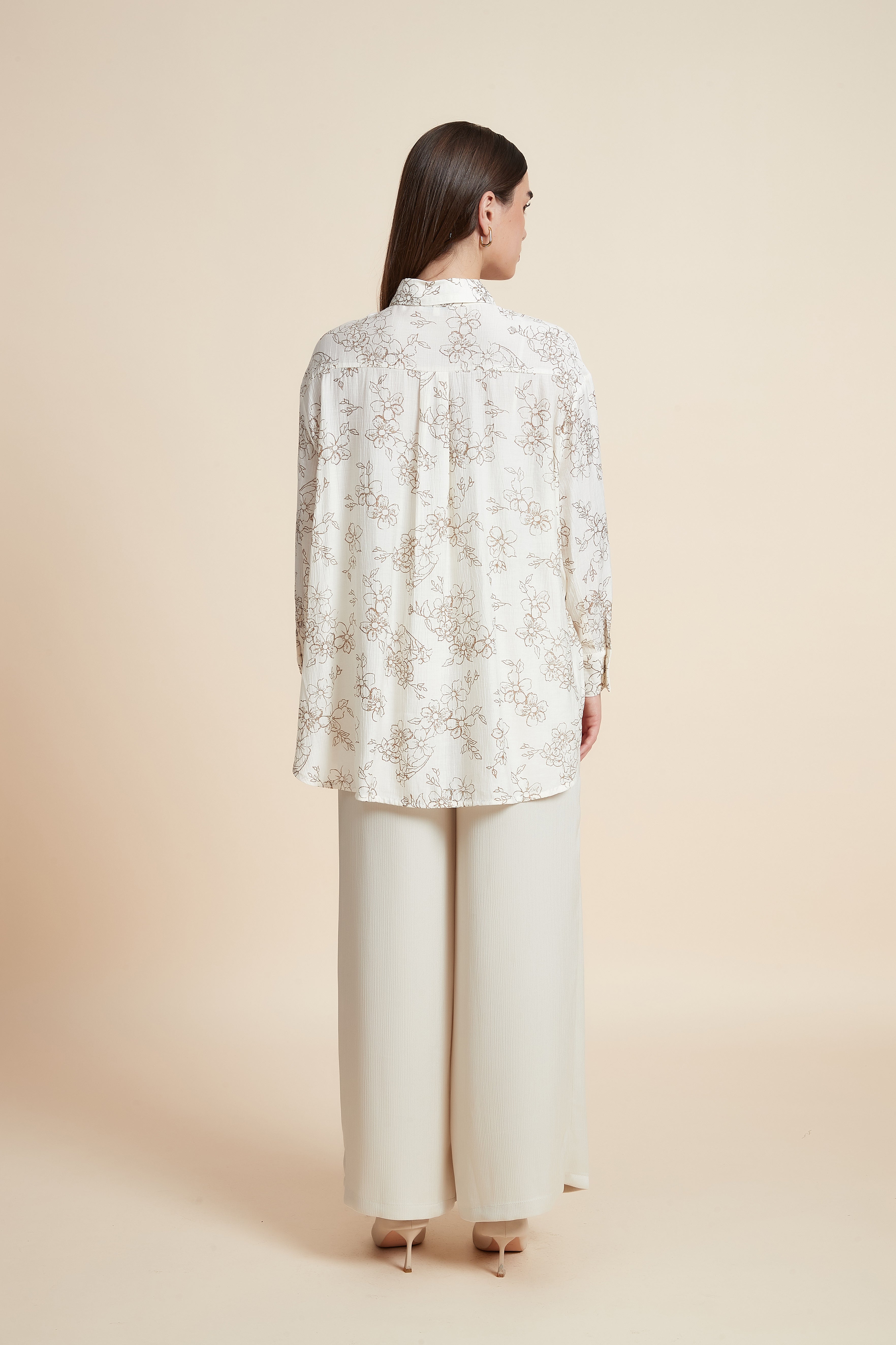 بلوزة منقوشة بكم طويل وياقة قميص