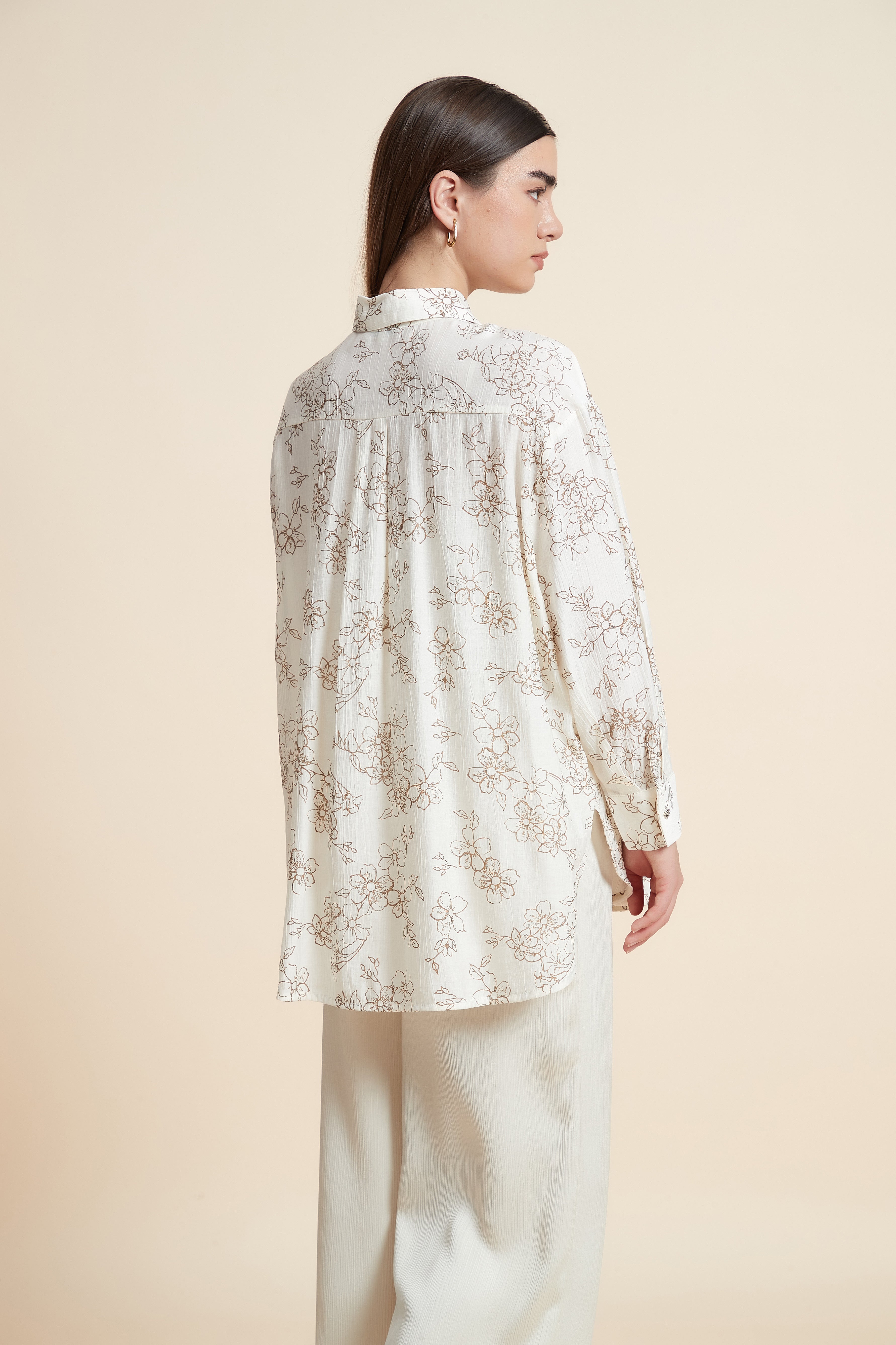 بلوزة منقوشة بكم طويل وياقة قميص