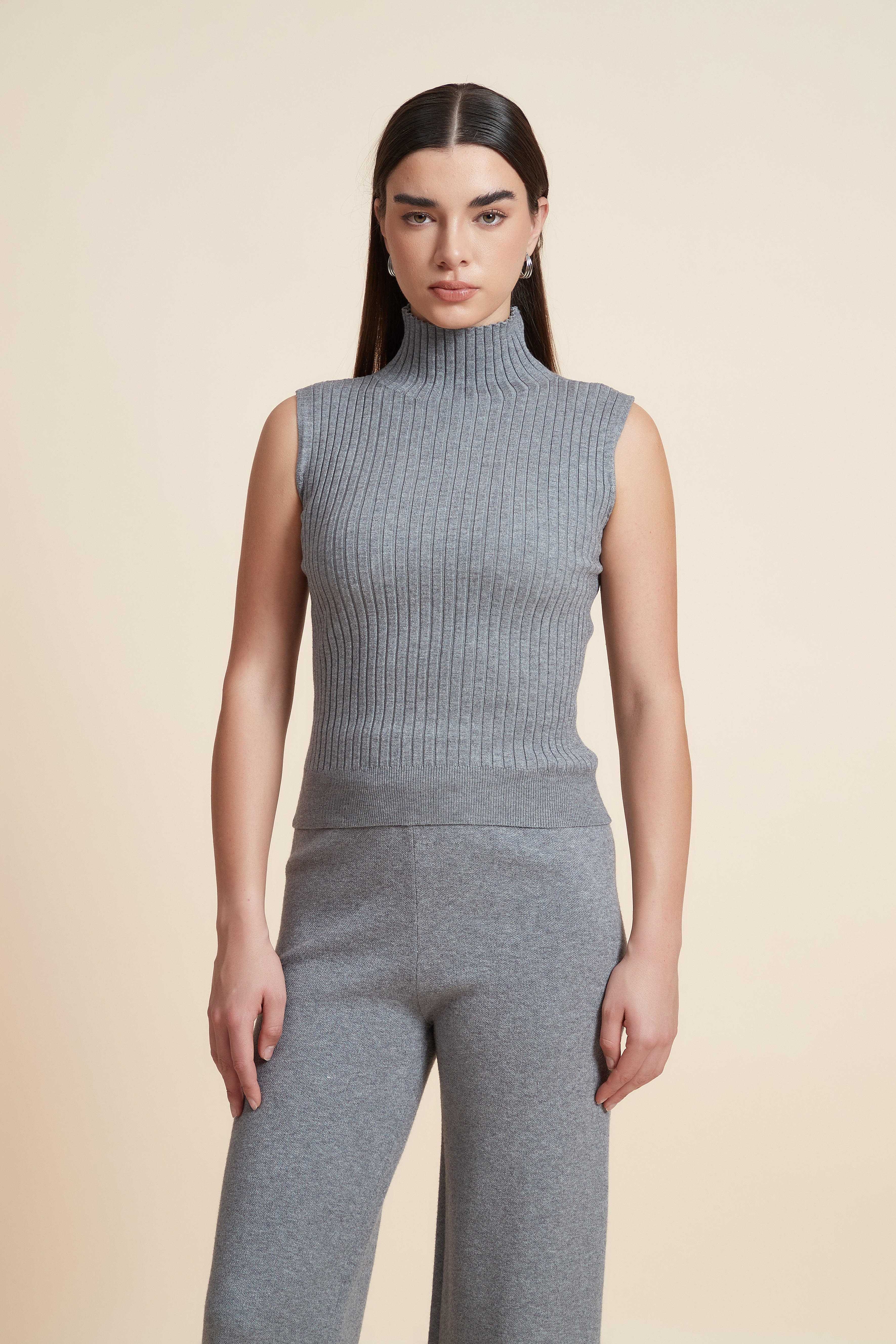 توب قصير سادة بدون أكمام