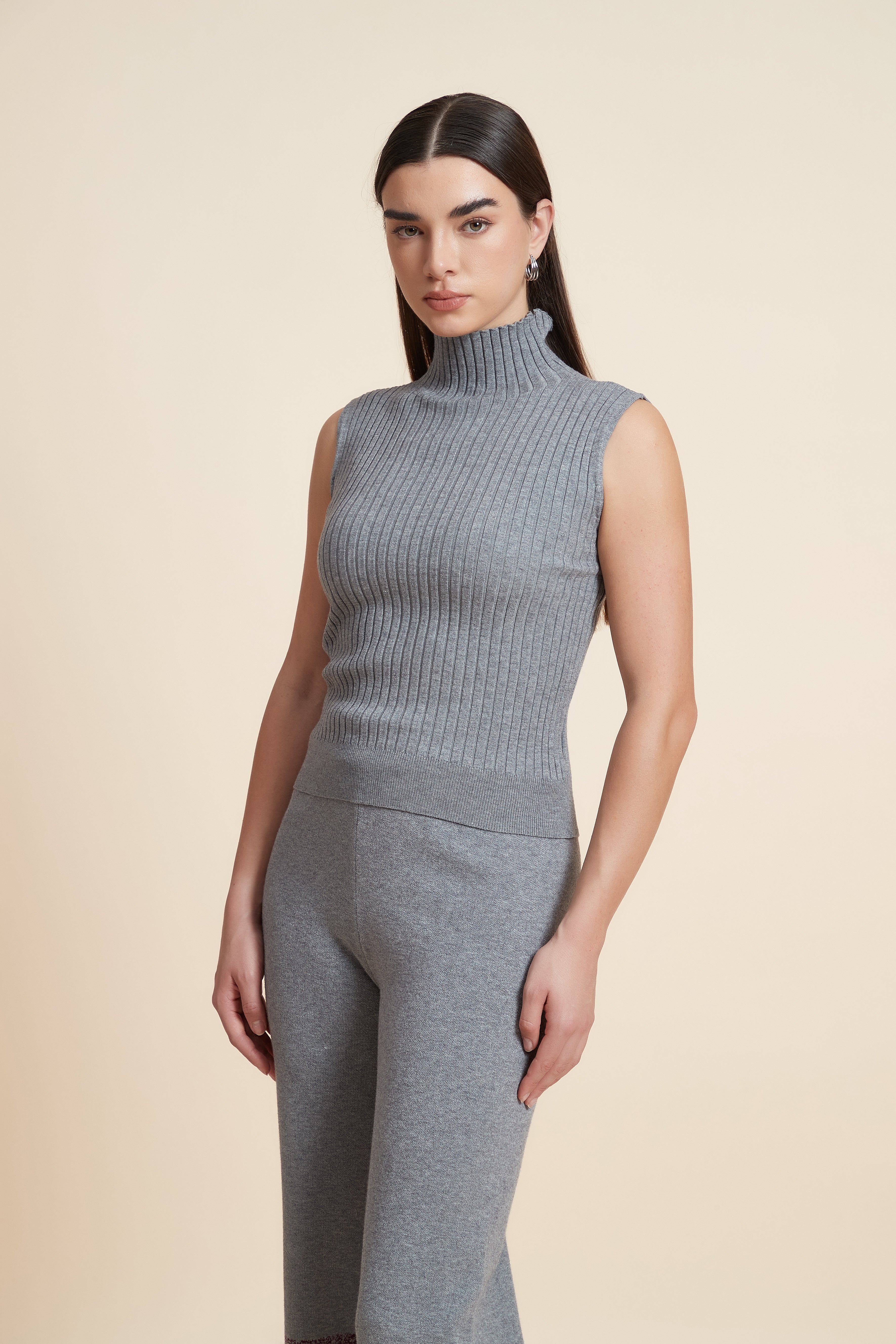 توب قصير سادة بدون أكمام