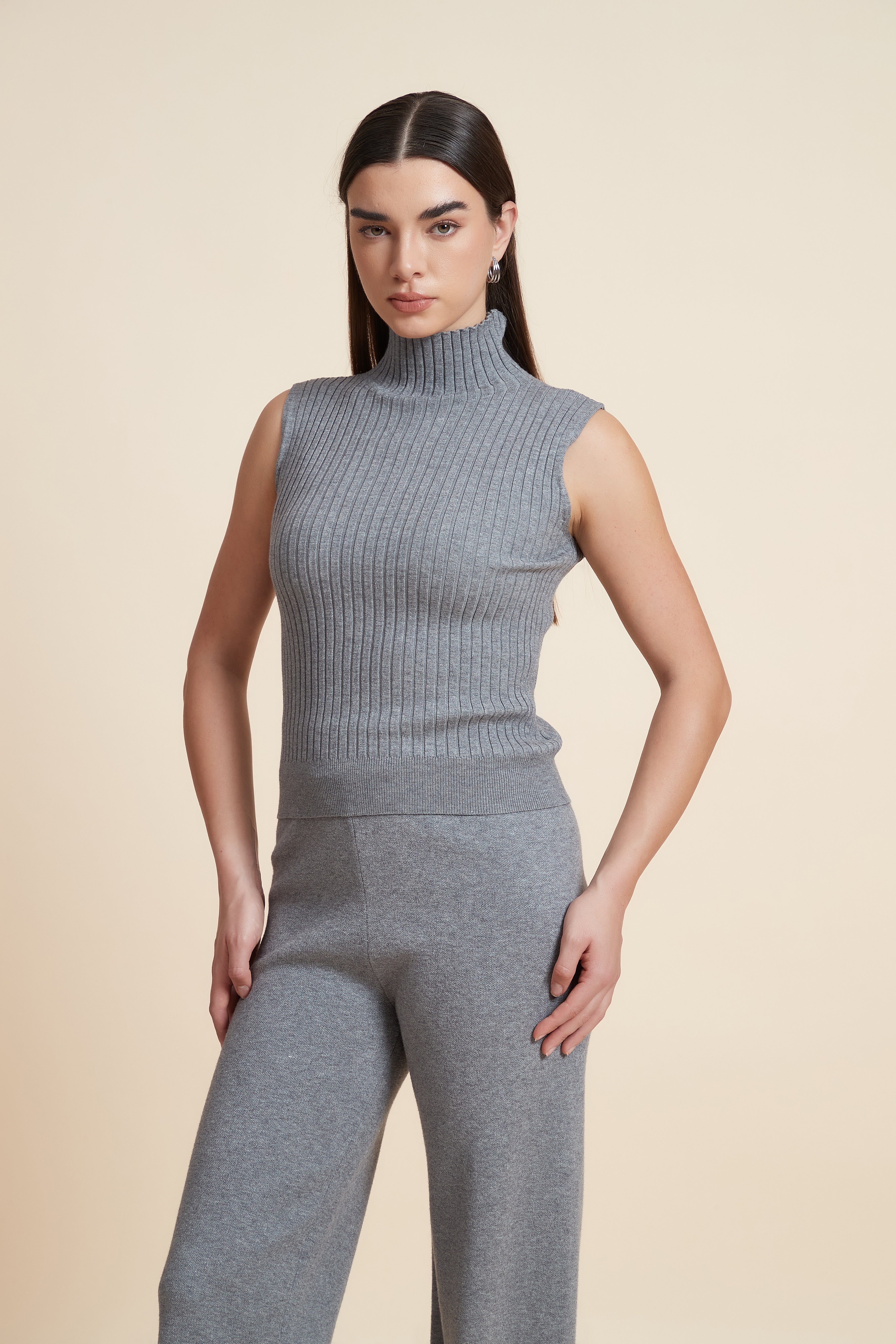 توب قصير سادة بدون أكمام