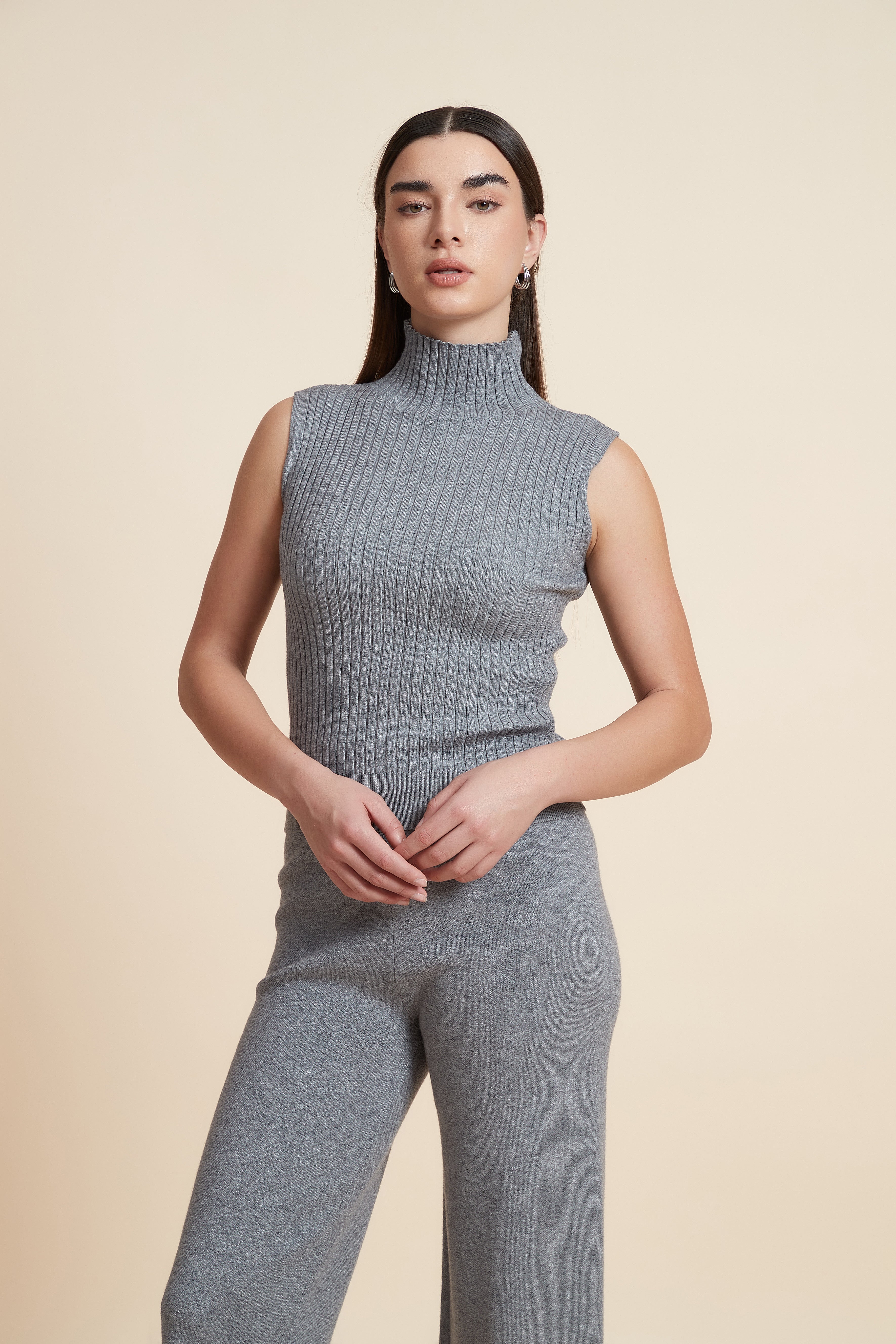 توب قصير سادة بدون أكمام