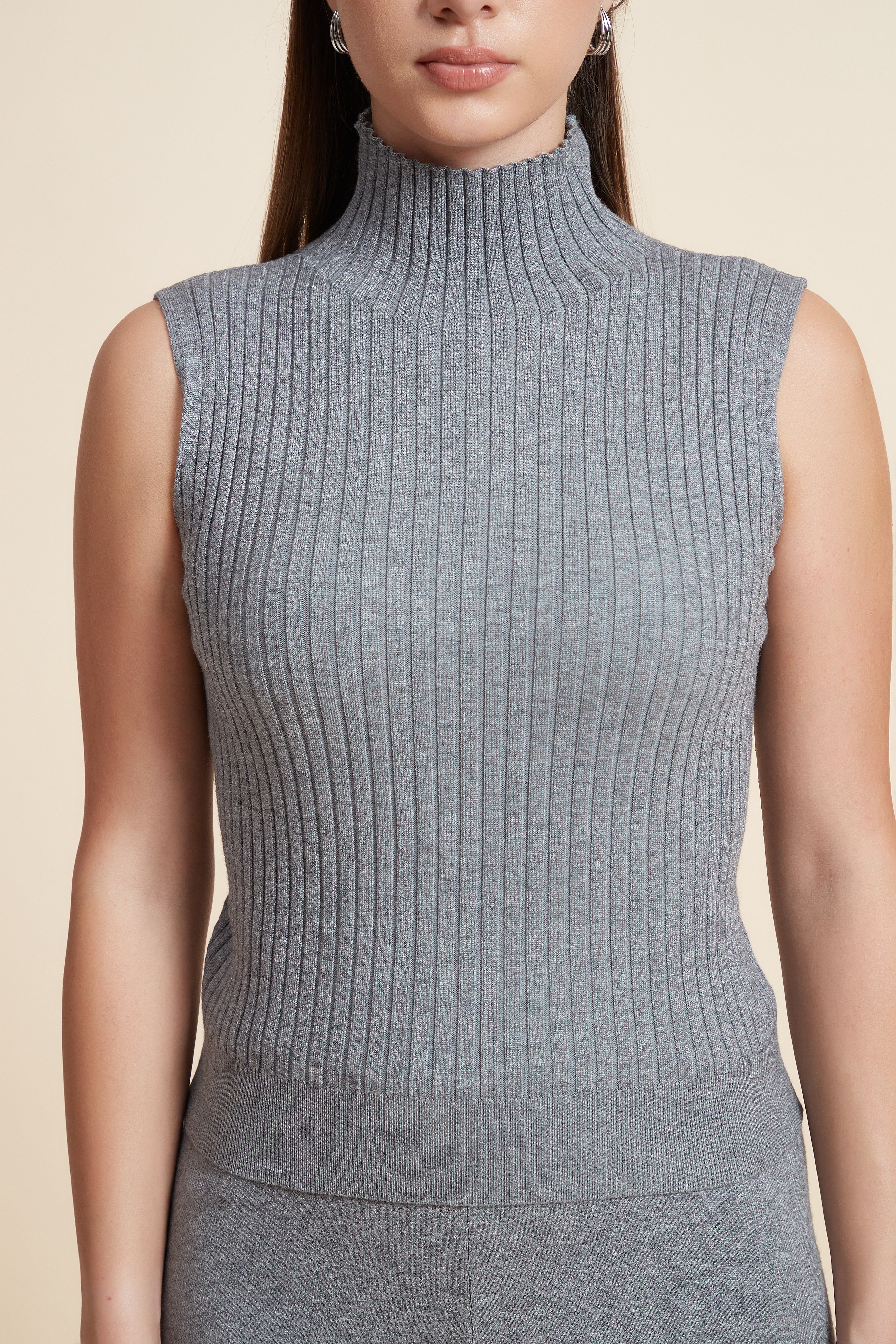 توب قصير سادة بدون أكمام