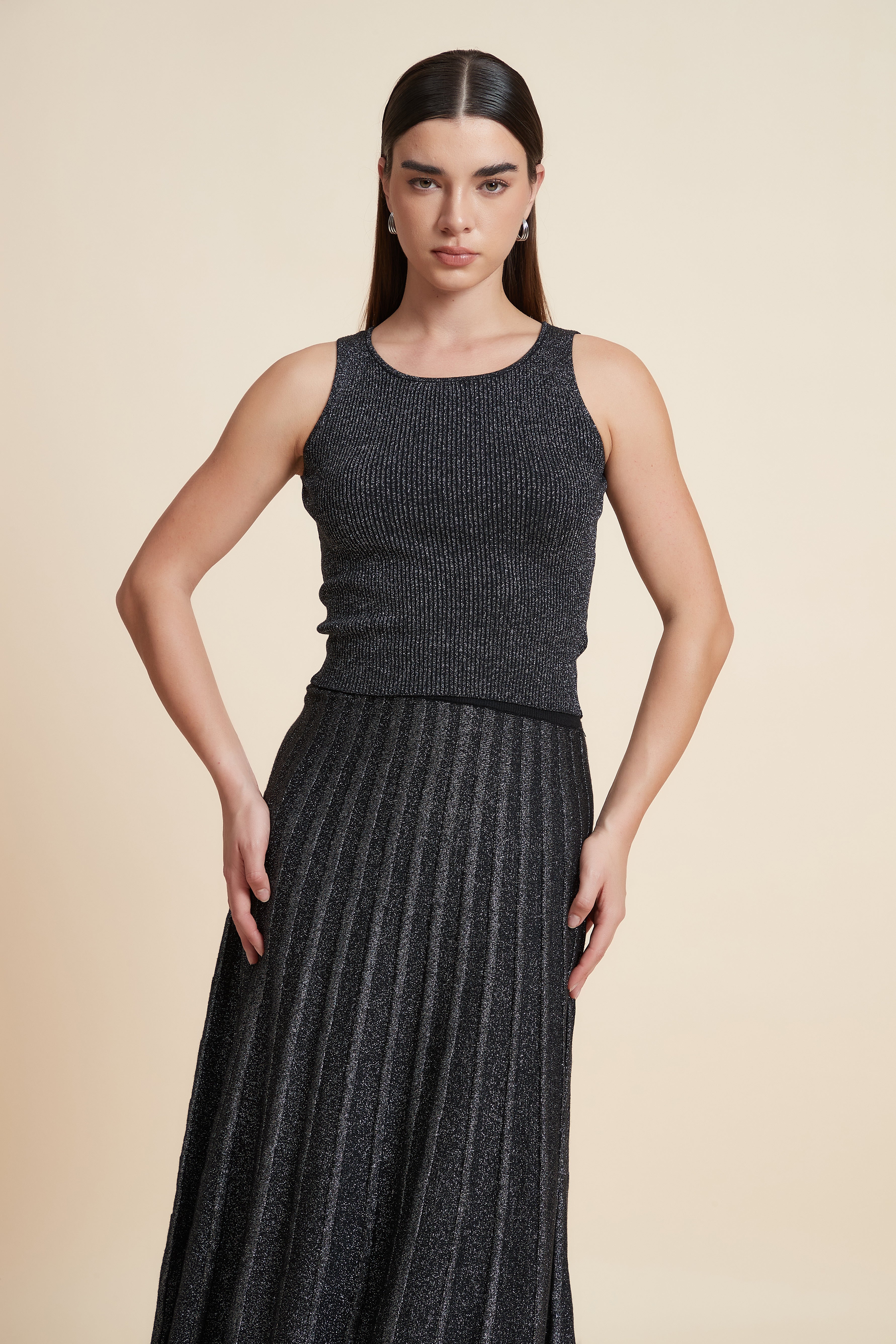 توب قصير بدون أكمام