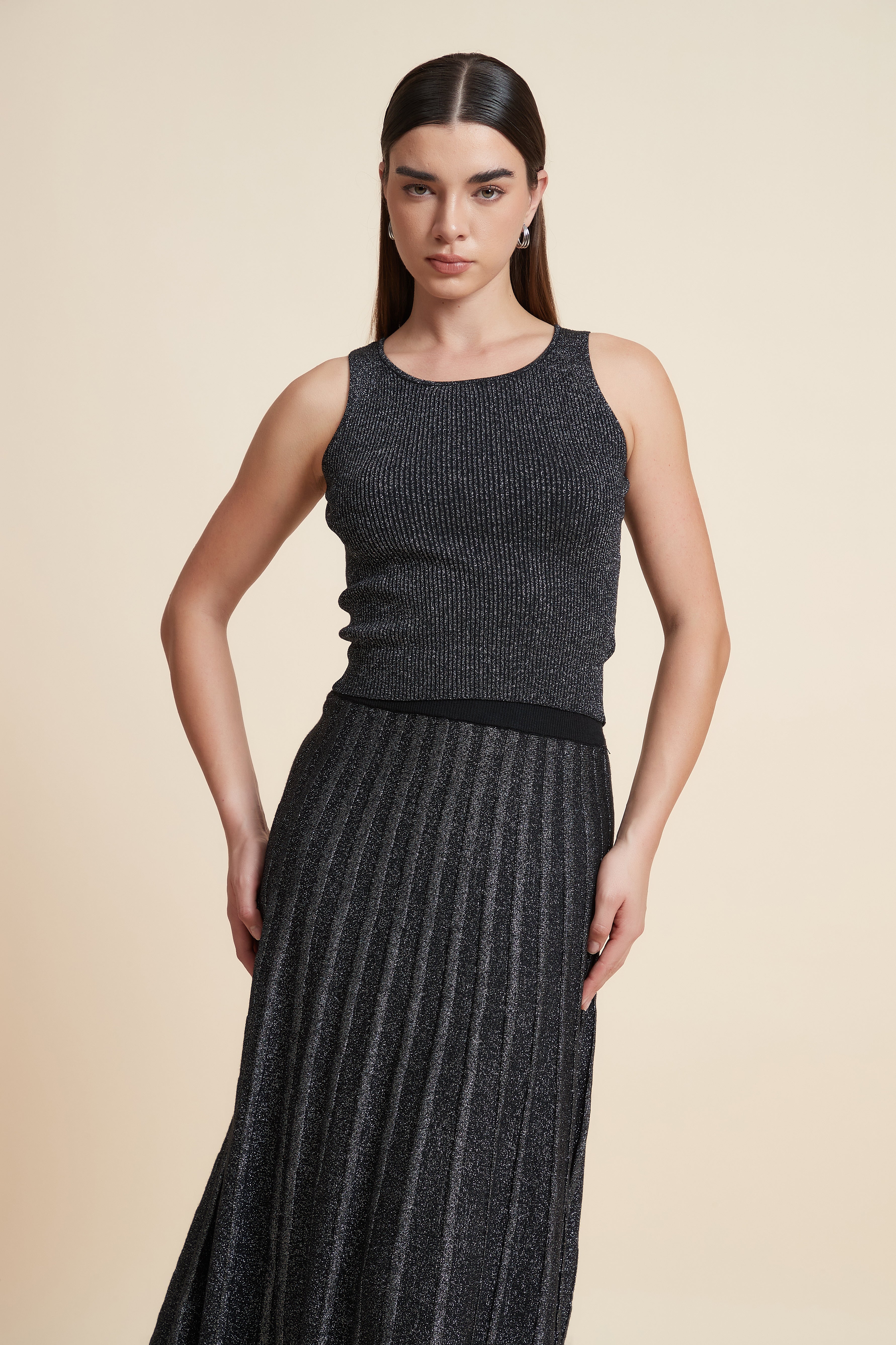 توب قصير بدون أكمام