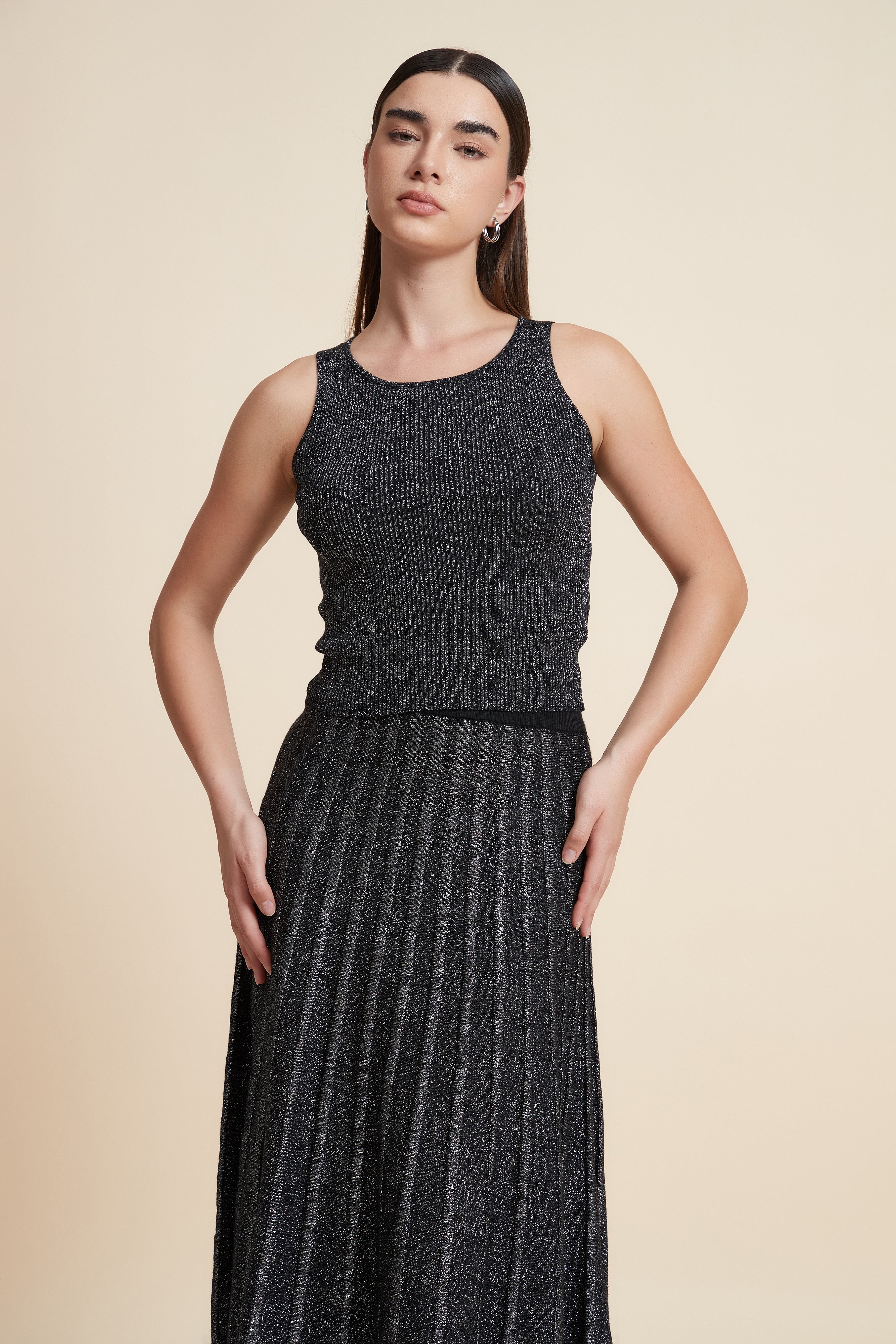 توب قصير بدون أكمام