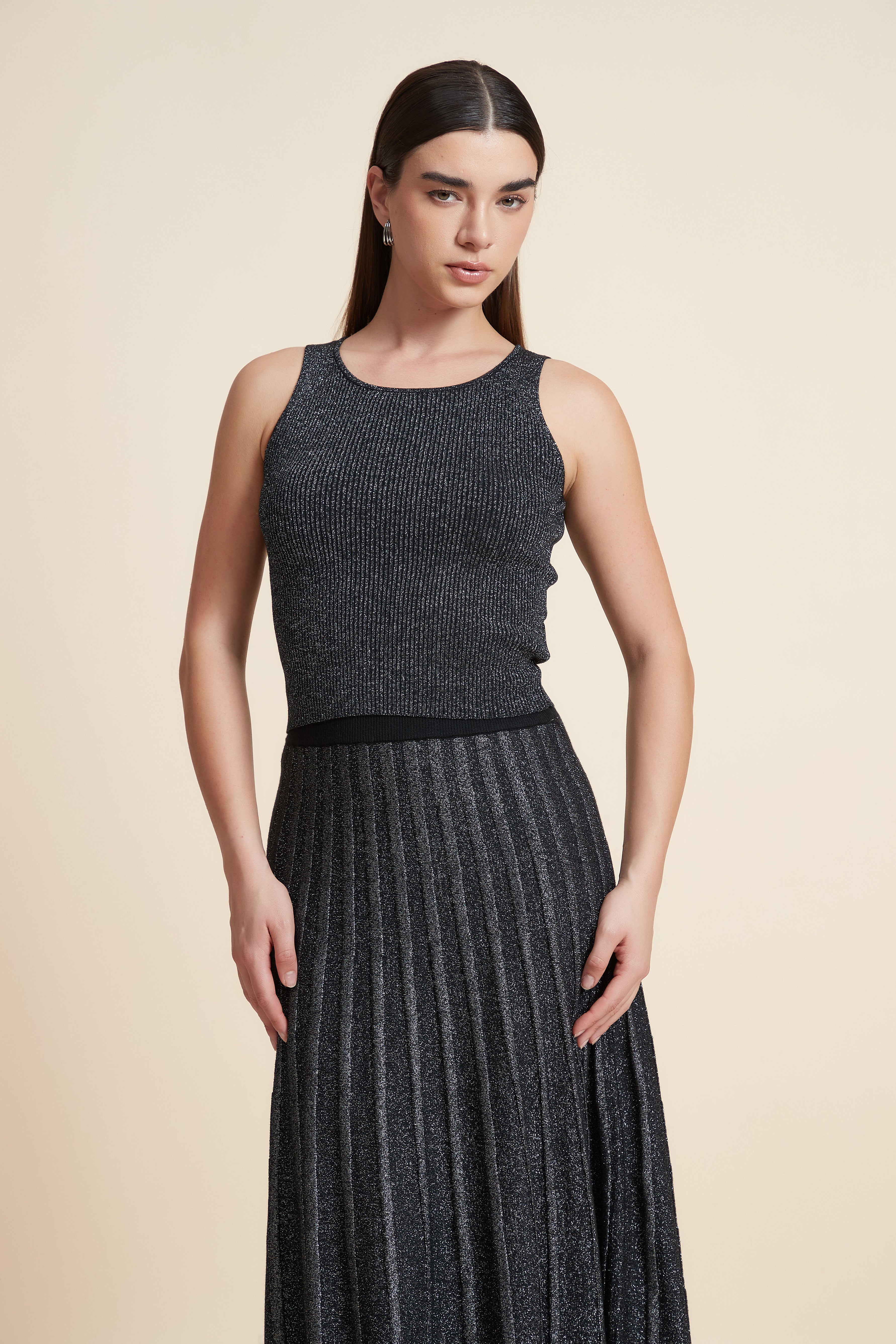 توب قصير بدون أكمام