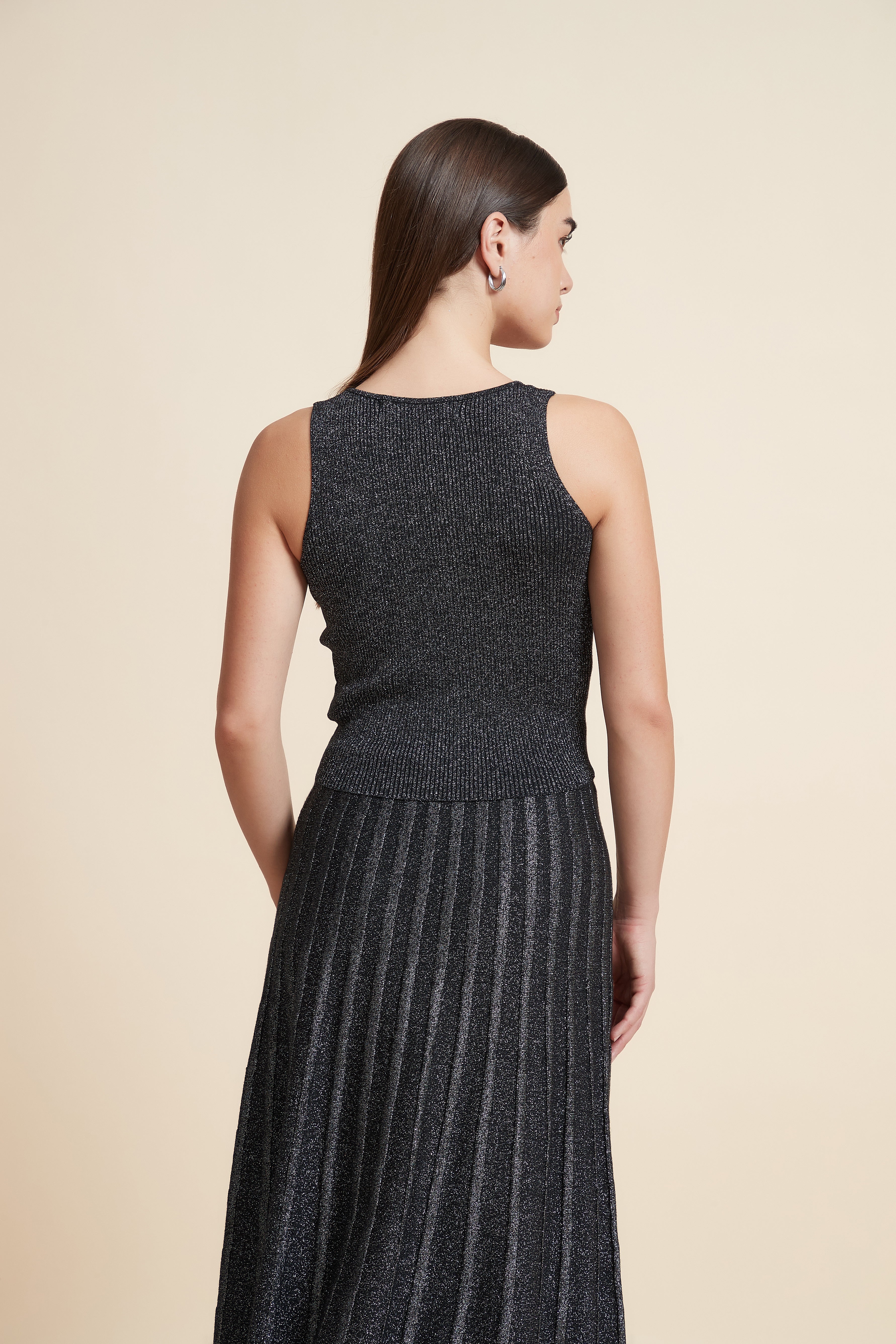 توب قصير بدون أكمام